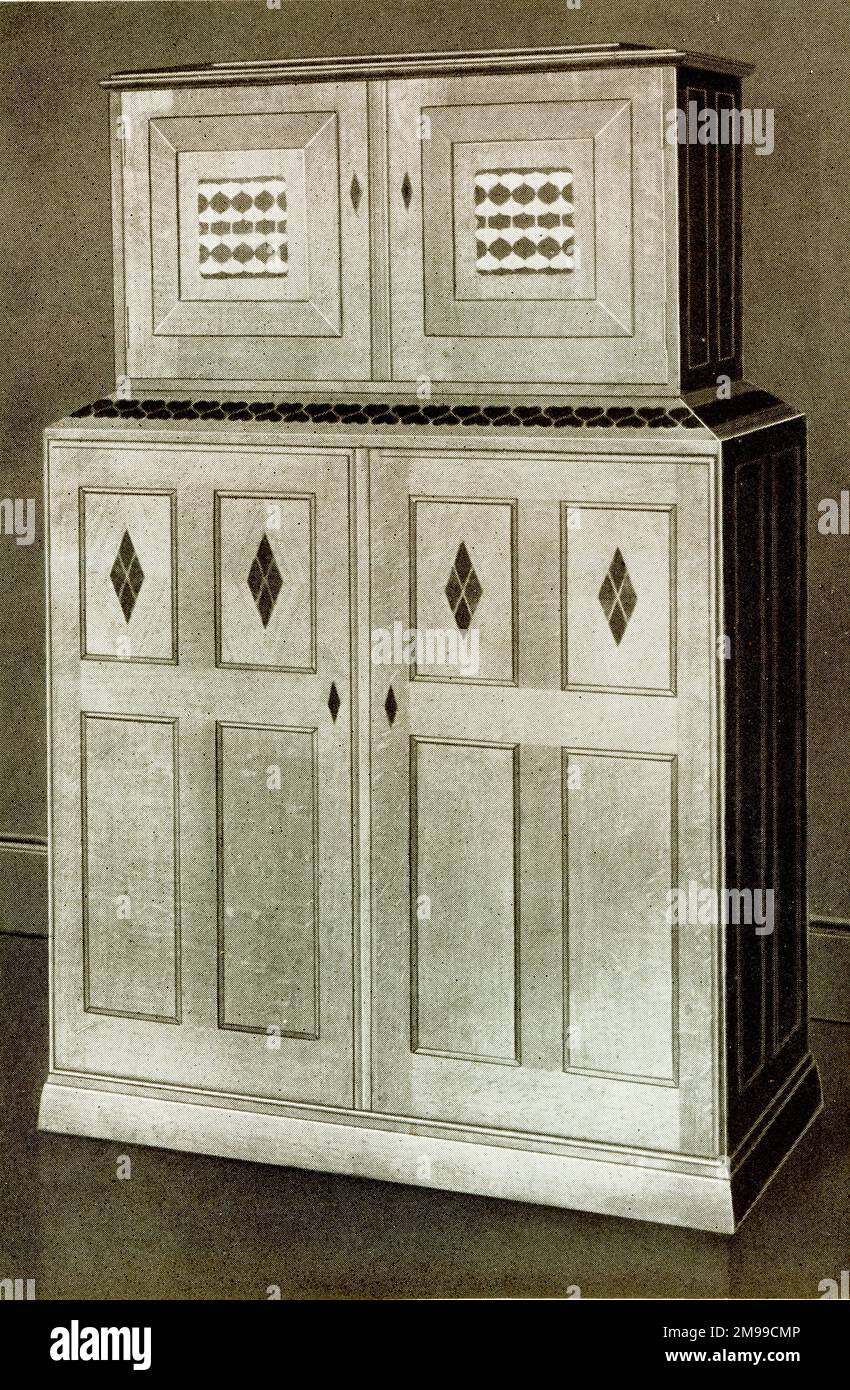 Segretaria intarsiata di quercia disegnata da Sir Ambrose Hear for Heal and Son, presentata al Salone Internazionale di Parigi del 1900. Foto Stock