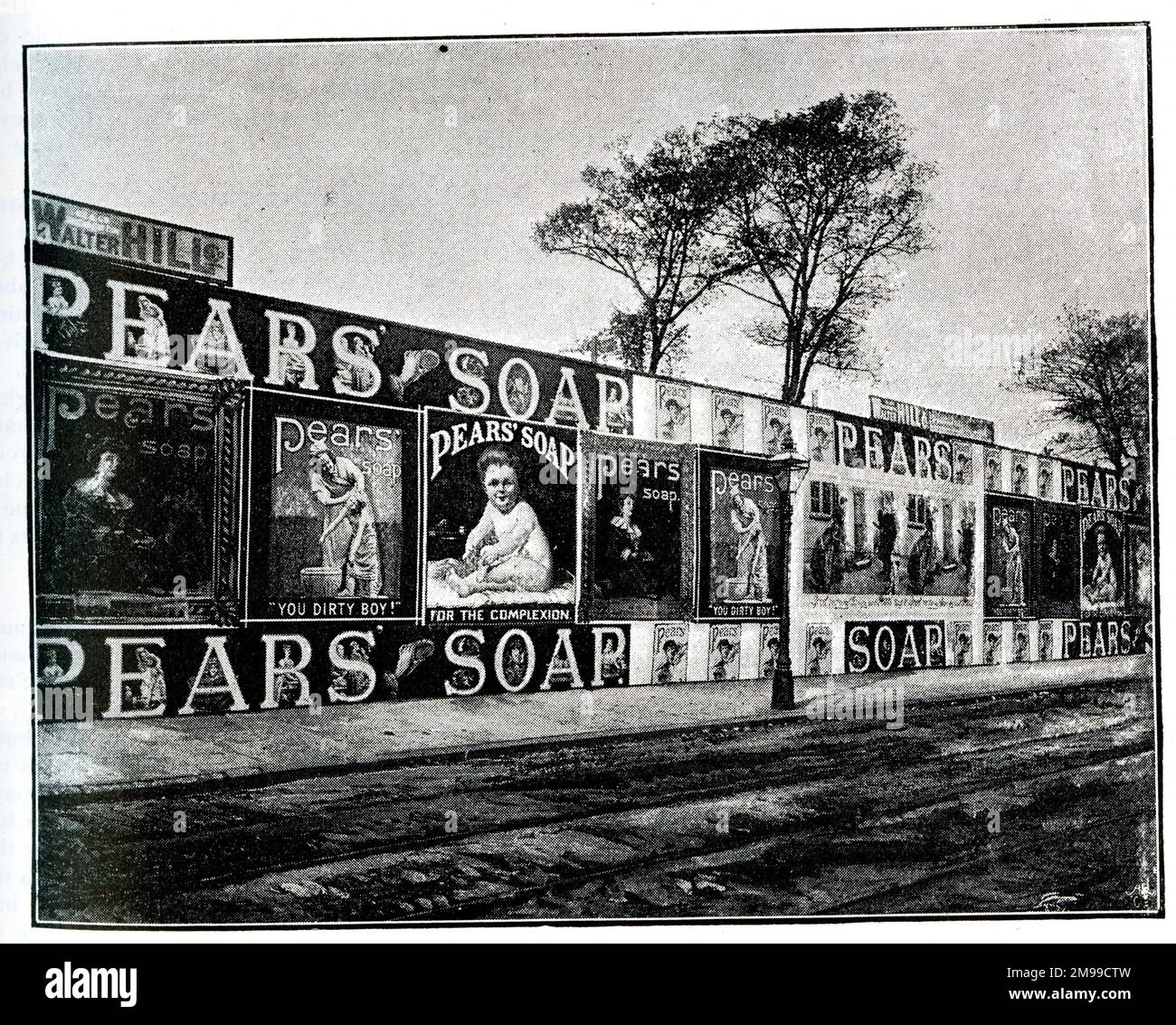 Pere sapone pubblicità hoardings, Holloway Road, Londra. Foto Stock