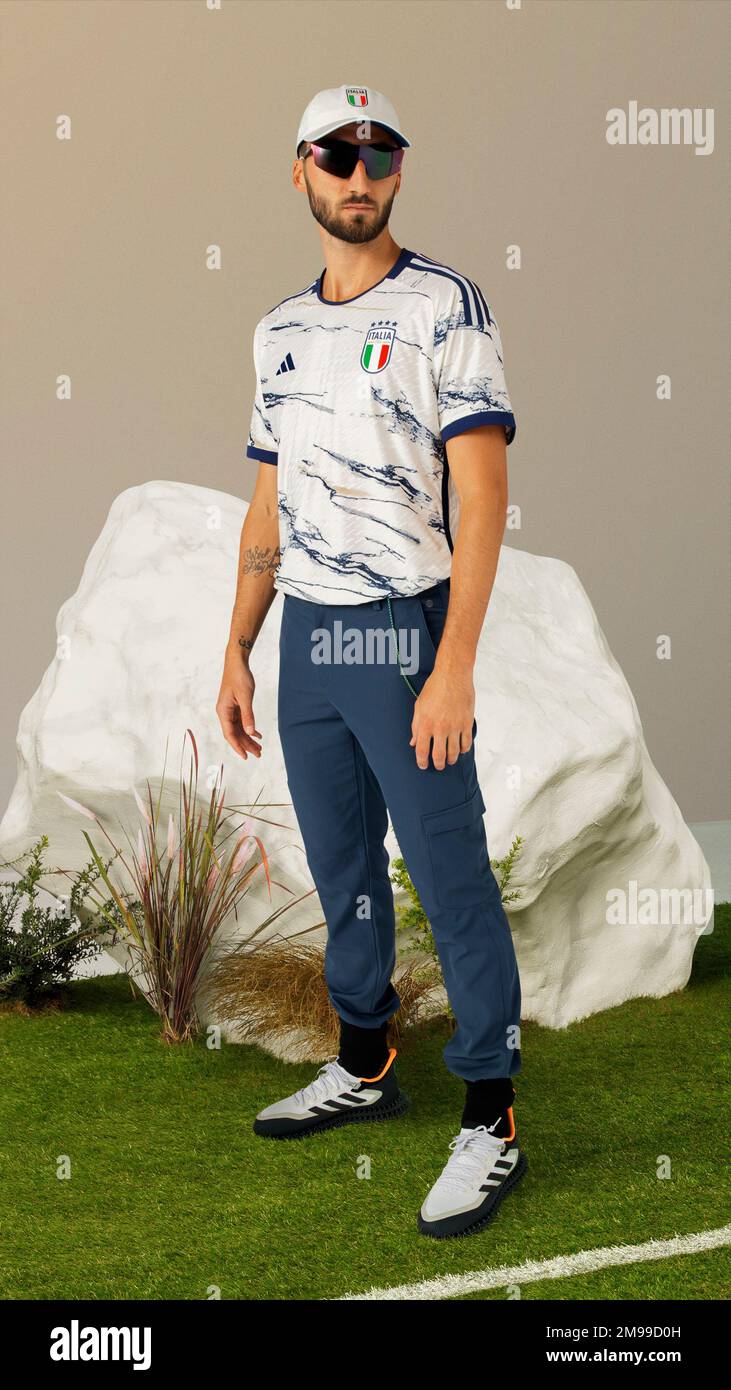 Bryan CRISTANTE nella divisa Adidas Away 2023 per le squadre nazionali di  calcio italiane. Adidas via Fufa61 Foto stock - Alamy