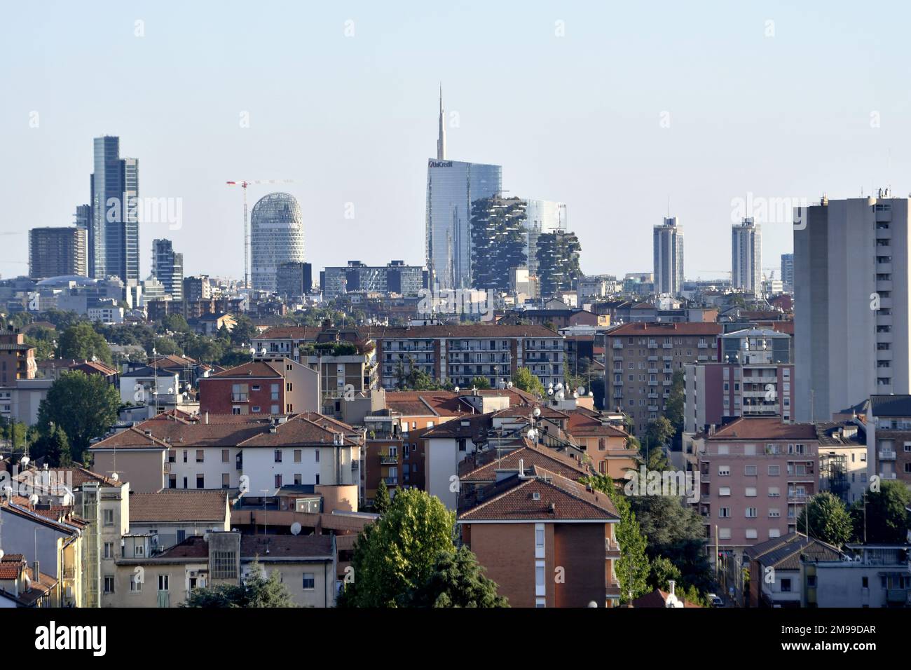 Vista dall'alto del paesaggio urbano di Milano visto dai sobborghi Foto Stock
