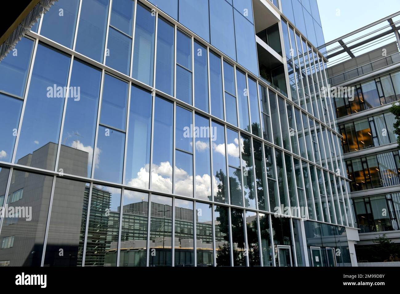 Moderno edificio in vetro per uffici del gruppo dei media finanziari Sole 24 ore, a Milano Foto Stock