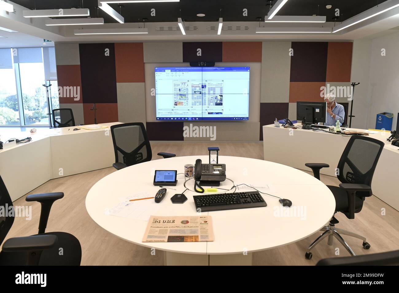 Giornalisti al lavoro nella nuova e moderna redazione del quotidiano finanziario il Sole 24 ore, a Milano. Foto Stock