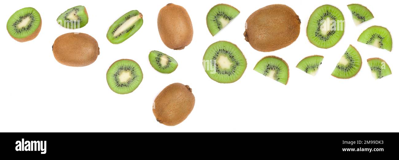 Kiwi frutta con fette isolate su sfondo bianco con spazio di copia per il testo. Vista dall'alto. Ripetizione a giacitura piatta Foto Stock
