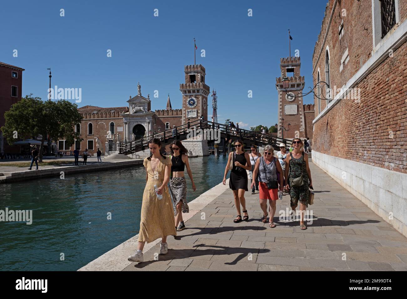 I turisti che passeggiano per il monumento dell'Arsenale di Venezia in una calda giornata estiva Foto Stock