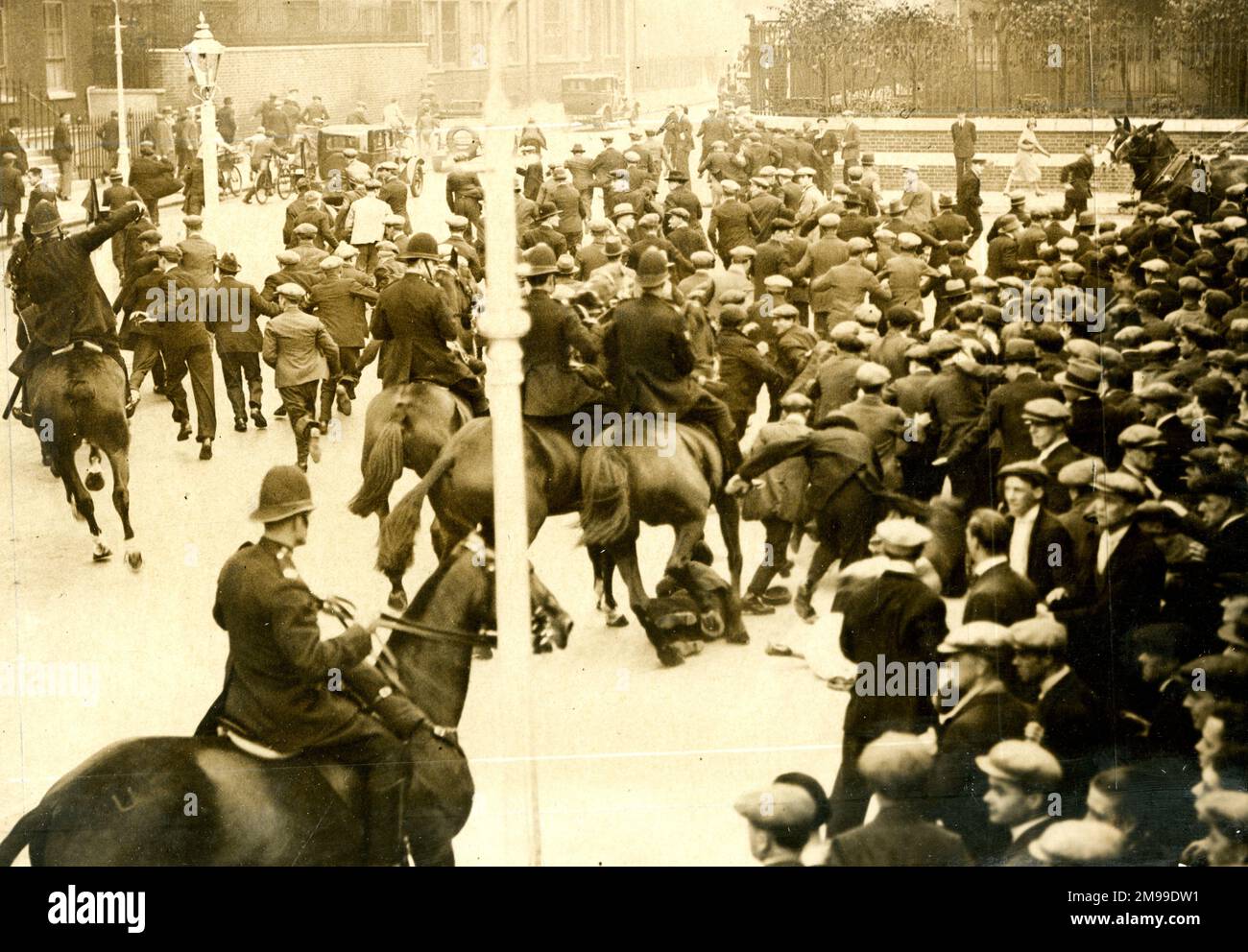 Accusa di polizia montata su manifestanti disoccupati vicino a Bow Street Magistrates Court, Londra, ottobre 1931. Foto Stock