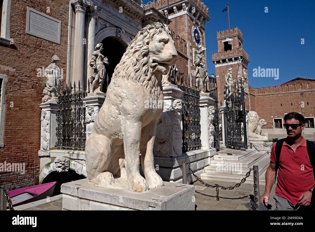 I turisti che passeggiano per il monumento dell'Arsenale di Venezia in una calda giornata estiva Foto Stock