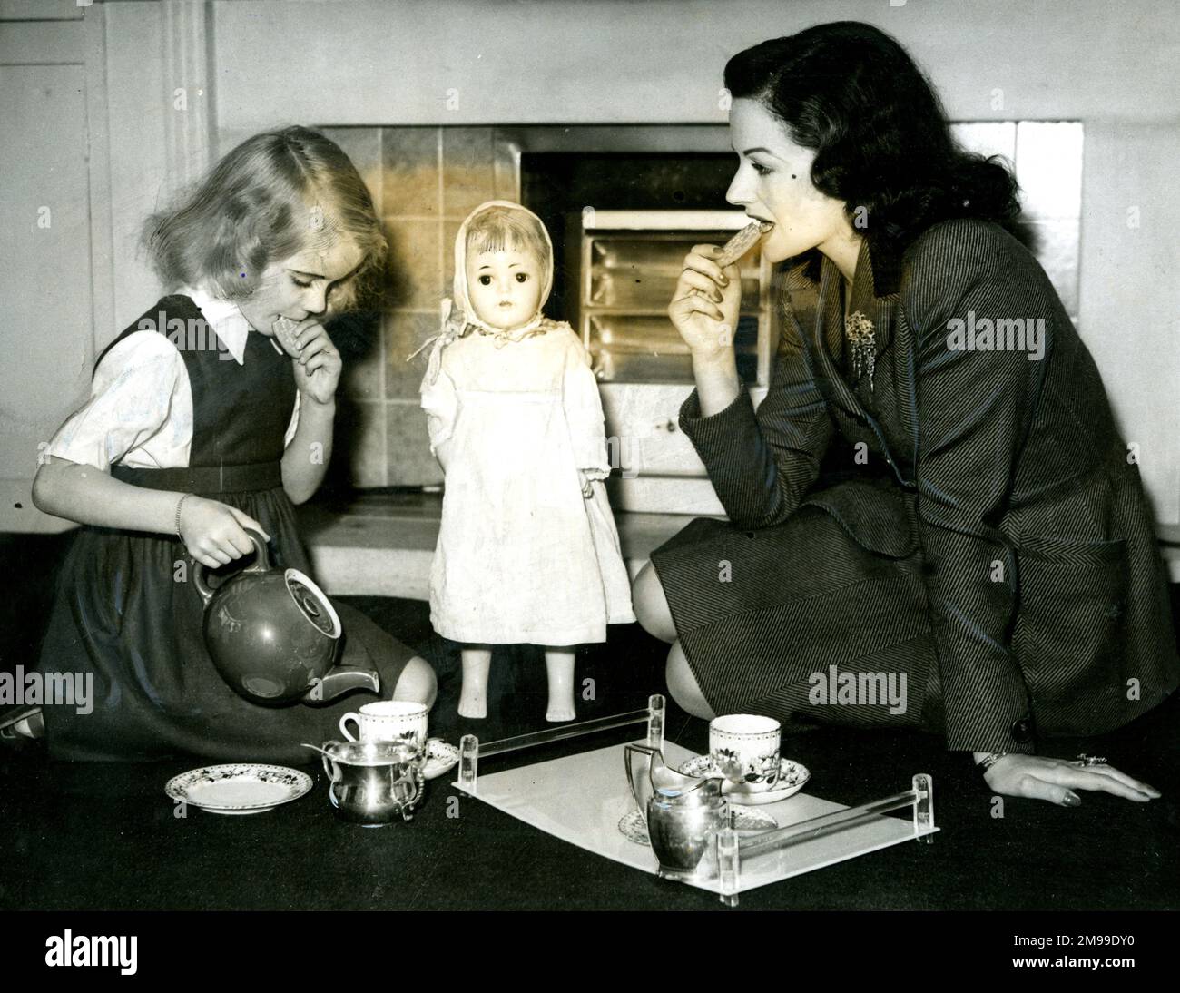 Margaret Lockwood, attrice, godendo una festa del tè con la figlia Julia, soprannominata Toots, ottobre 1947. Foto Stock