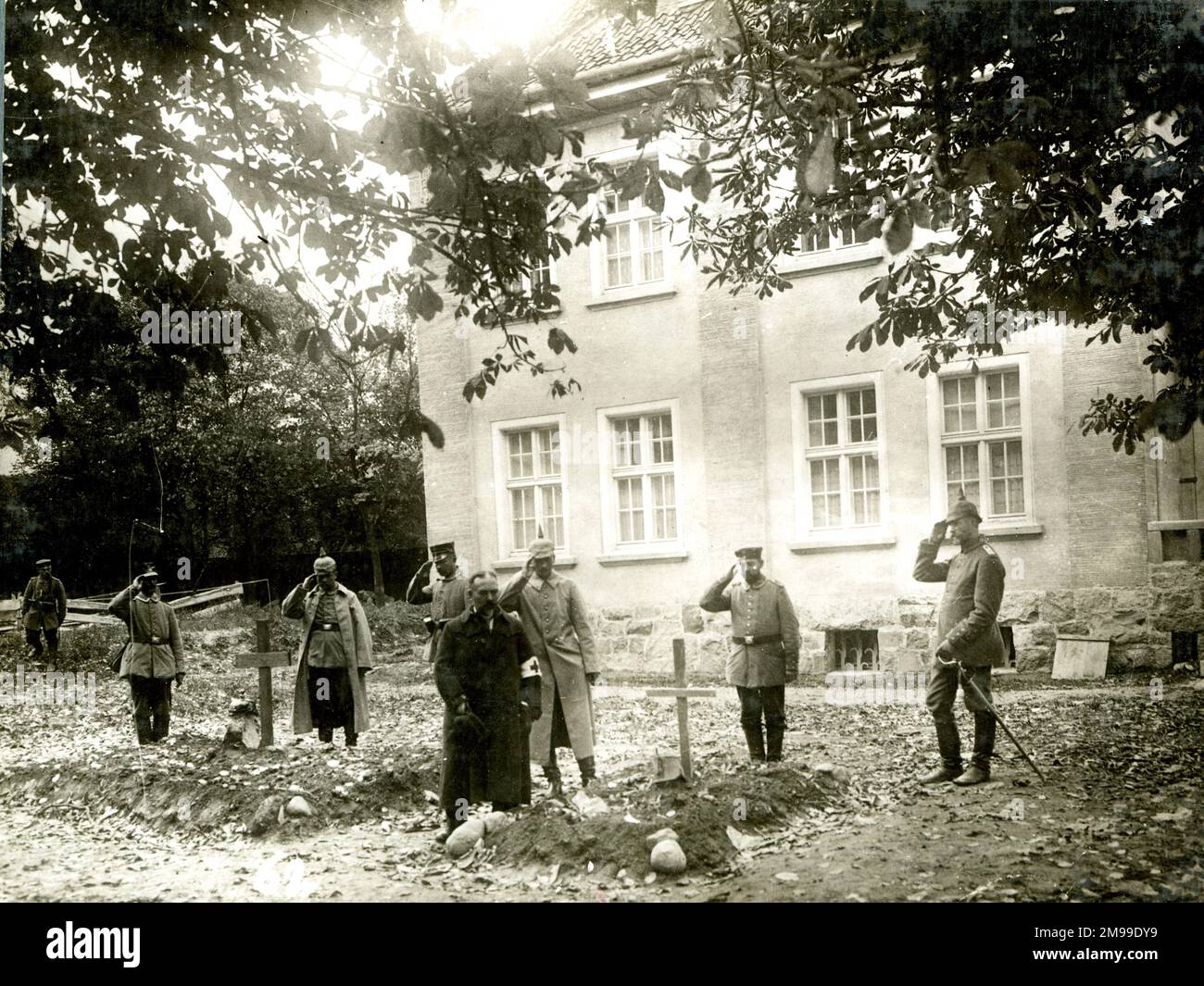 Tombe di artiglieria e fanteria tedesche nel giardino universitario di Lyck (Elk, Lek, leg), ora a Masuria, Polonia. Foto Stock