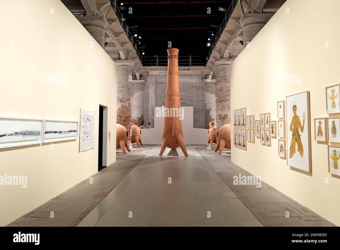 Mostra d'arte all'interno dell'Arsenale della Biennale internazionale d'arte di Venezia Foto Stock