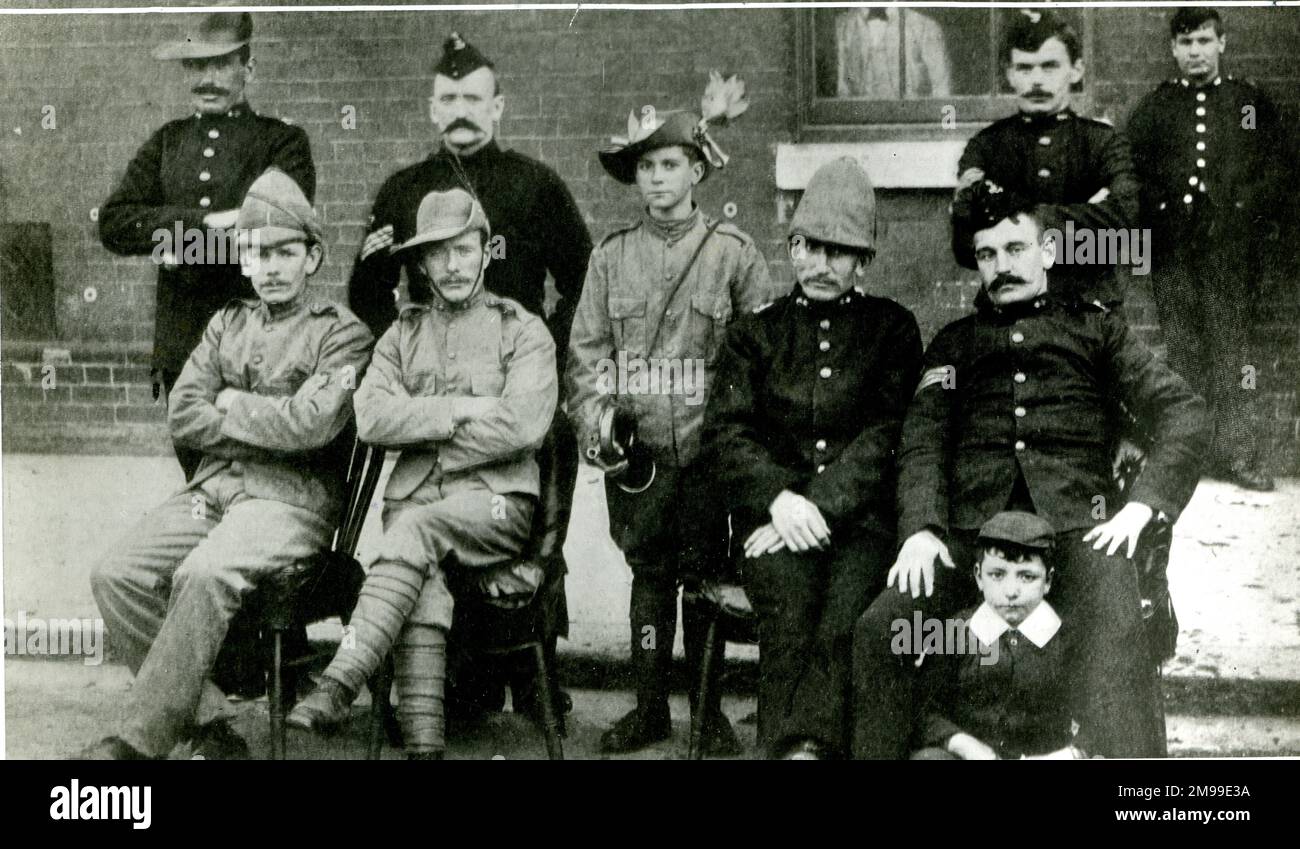 Foto di gruppo dei soldati della guerra boera, tra cui Bugler John Francis Dunne (il ragazzo seduto a terra, a destra), che vide l'azione nella Battaglia di Colenso (dicembre 1899) con i Royal Dublin Fusiliers. Fu invalidato a casa nel 1902 e ricevette la Medaglia della Regina per il coraggio. Foto Stock