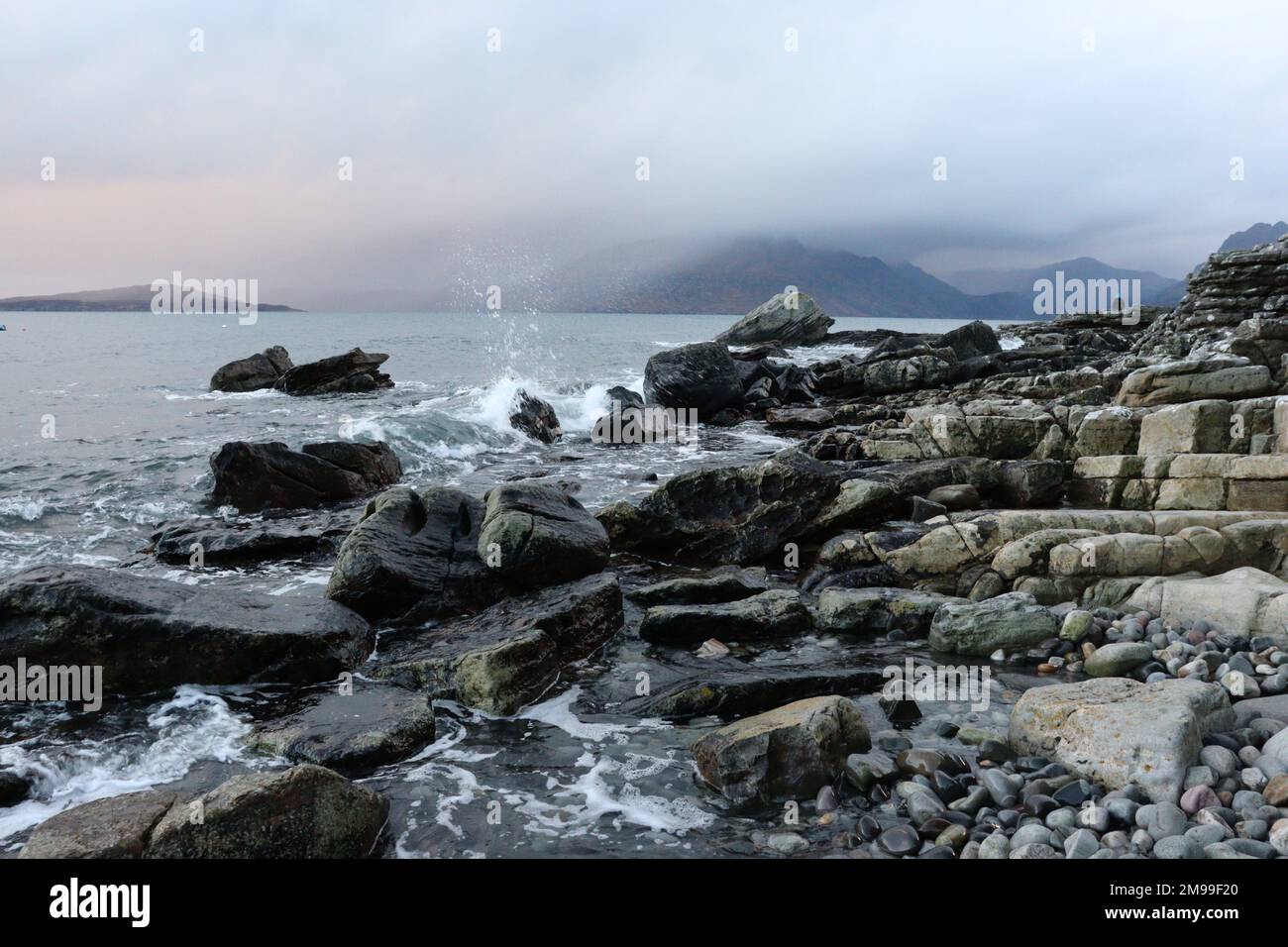 Mare, rocce e colline nei pressi di Elgol Foto Stock