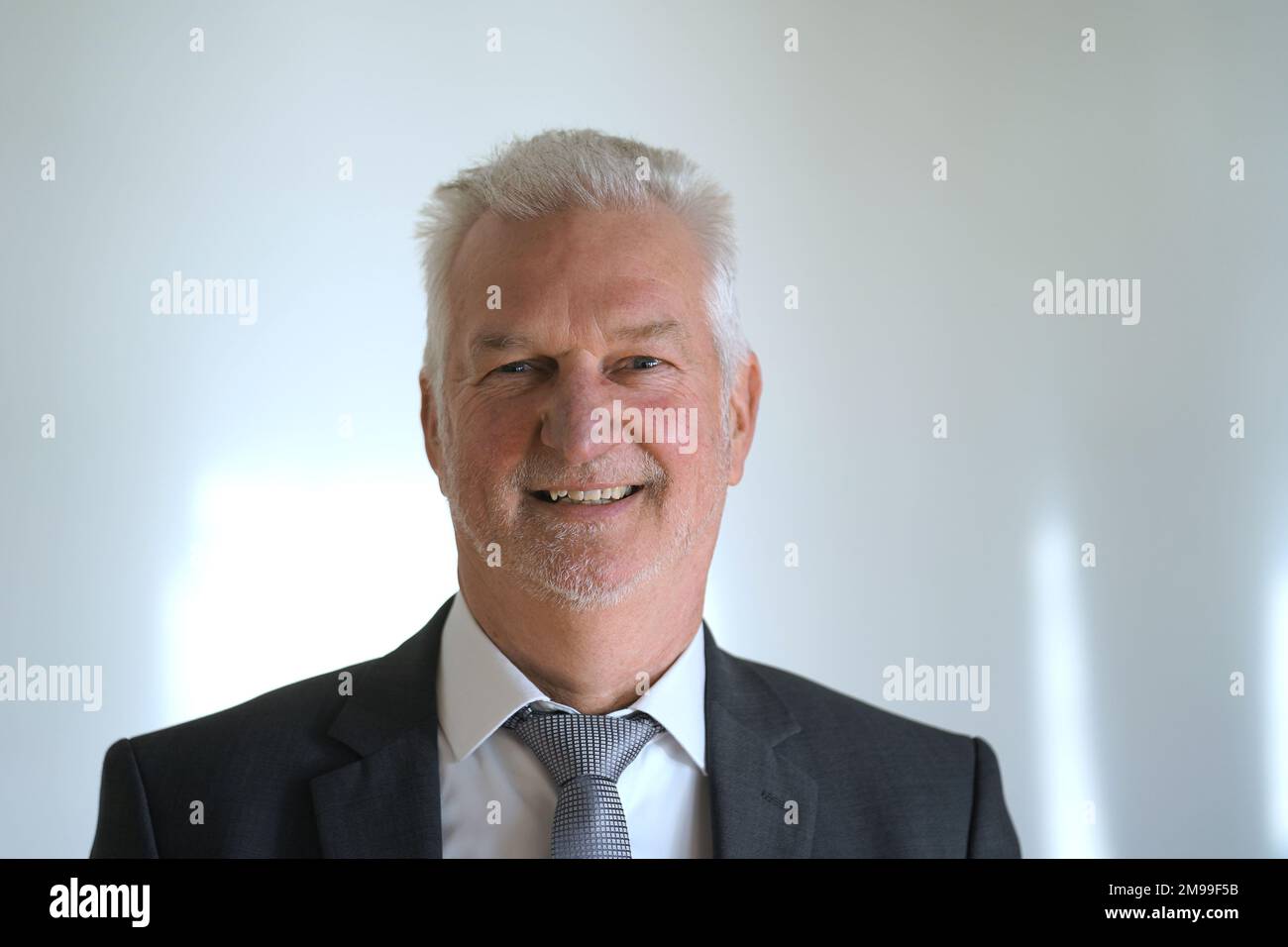 17 gennaio 2023, Amburgo: Bernd Brügge, capo del Dipartimento di Oceanografia e vicepresidente della BSH, tenuto dopo la conferenza stampa annuale dell'Agenzia federale marittima e idrografica (BSH). La BSH non vede alcuna possibilità di accelerare il processo di approvazione del dumping del limo Elbe nella zona economica esclusiva. Amburgo è sotto una certa pressione quando si tratta di smaltimento del limo, perché l'accordo sul dumping del limo a Seezeichen E3 vicino a Helgoland è limitato nel tempo e gli Stati vicini dello Schleswig-Holstein e della bassa Sassonia sono strettamente contrari al dumping del limo vicino all'uccello Foto Stock