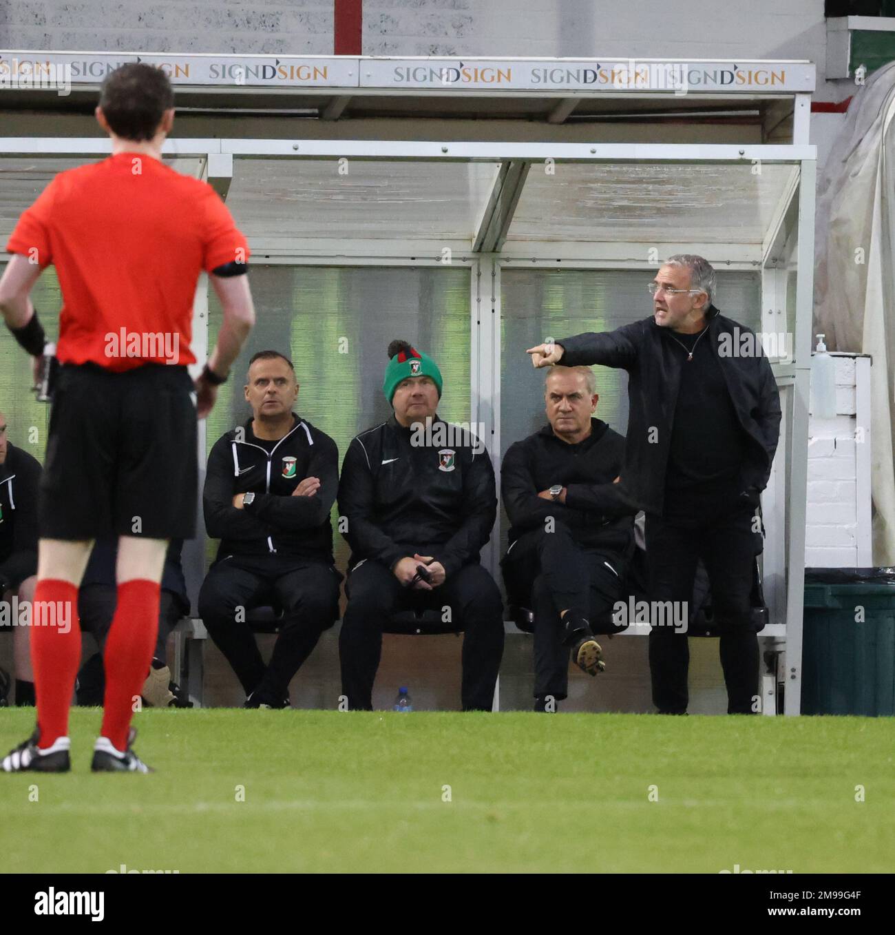 Toals County Antrim Shield - Glentoran 1 Distilleria Lisburn 0. Mick McDermott, manager di Glentoran, si trova nella sua area tecnica. McDermott si alzò come manager il 17 gennaio 2023 e fu sostituito da Rodney McAREE. Personale del backroom (l-r) Rodney Mcaree, Tim McCann, Paul Millar. Foto Stock