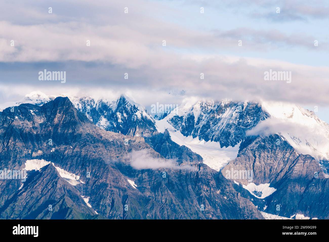Uno splendido scenario di Meili neve montagna con le nuvole nella contea di Deqen, provincia di Yunnan, Cina Foto Stock