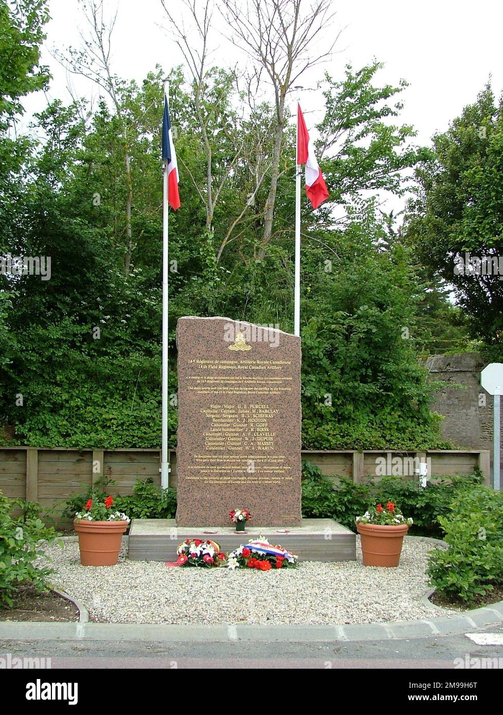 Questo Memoriale a Bernieres porta un commovente resoconto di ciò che è accaduto nel campo opposlte e nomi 14 ufficiali e uomini uccisi. Nelle vicinanze è stato posto un piccolo cartello il 6 giugno 2006 che ricorda i 3 fratelli Westlake. Foto Stock