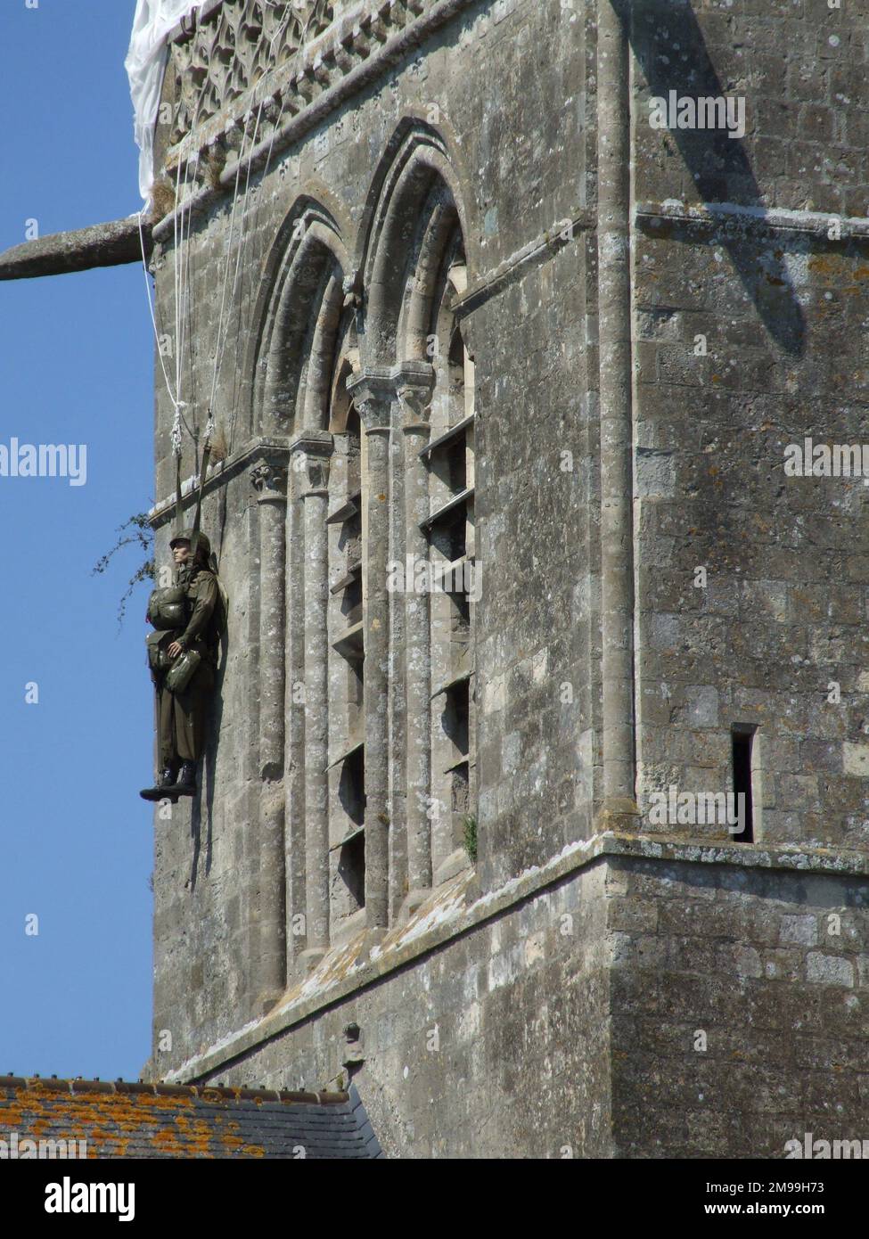 L'americano John Steele sbarcò sulla chiesa durante la notte del 5/6 giugno 1944 e vi appese a giocare morti. È sopravvissuto e morto nel Kentucky nel maggio 1969. Foto Stock