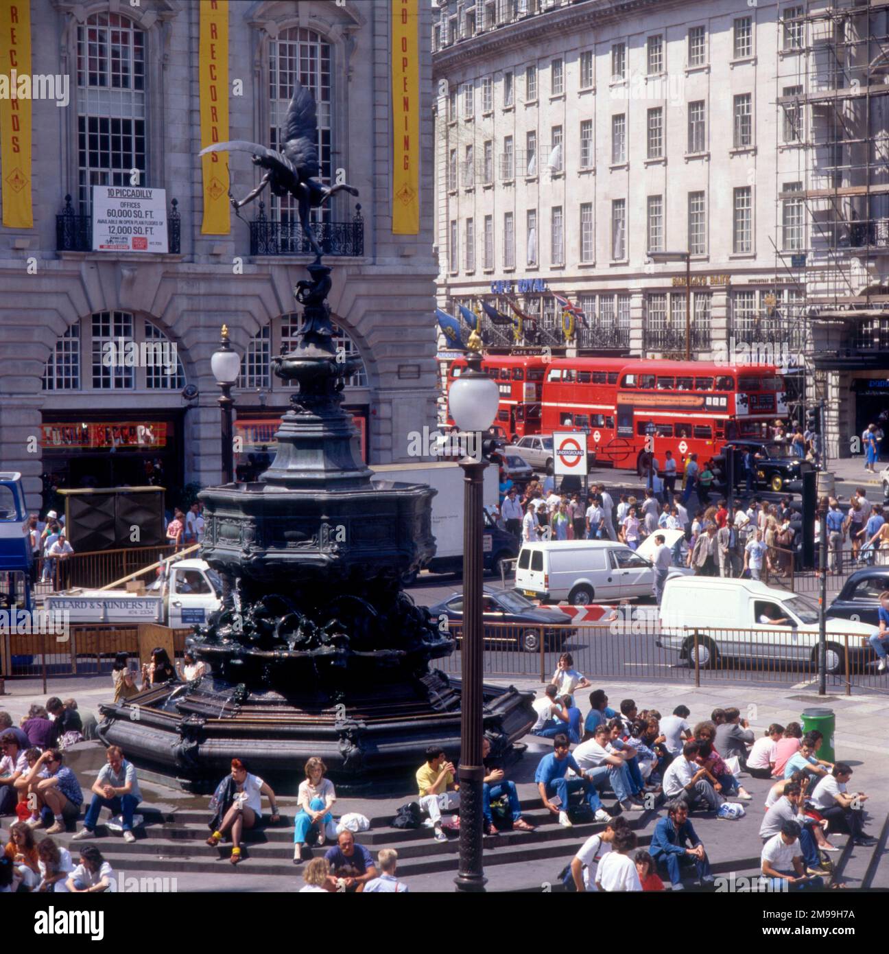 Piccadilly Circus, Londra con la statua di Eros e Tower Records Foto Stock