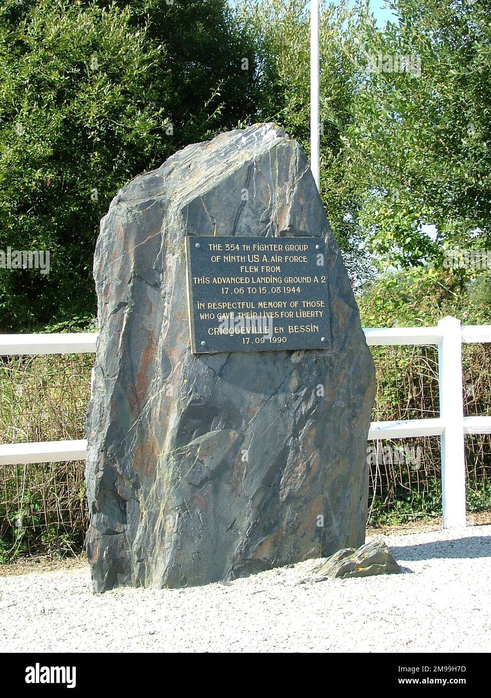 Questo è ALG (Air Landing Ground)A2. Il 354th volò dal 17 giugno 1944 al 15 marzo 1945. Il Memorial è stato svelato il 17 settembre 1990 in riconoscimento della parte 354ths in Operation Market Garden in Olanda che ha avuto inizio il 17/9/1944. Foto Stock