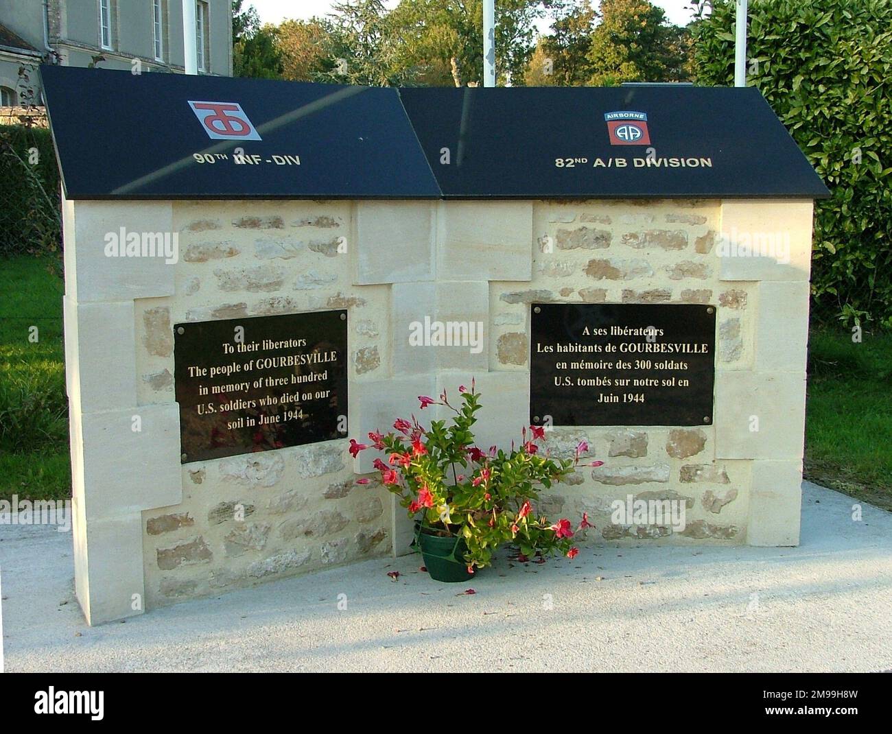 Il Memoriale commemora i 300 uomini morti durante la liberazione del villaggio. All'inizio del 6 giugno la fanteria paracadutistica 507th cadde nelle vicinanze, ma gli uomini erano molto dispersi e la zona non fu completamente ripulita fino al 15th giugno. Foto Stock