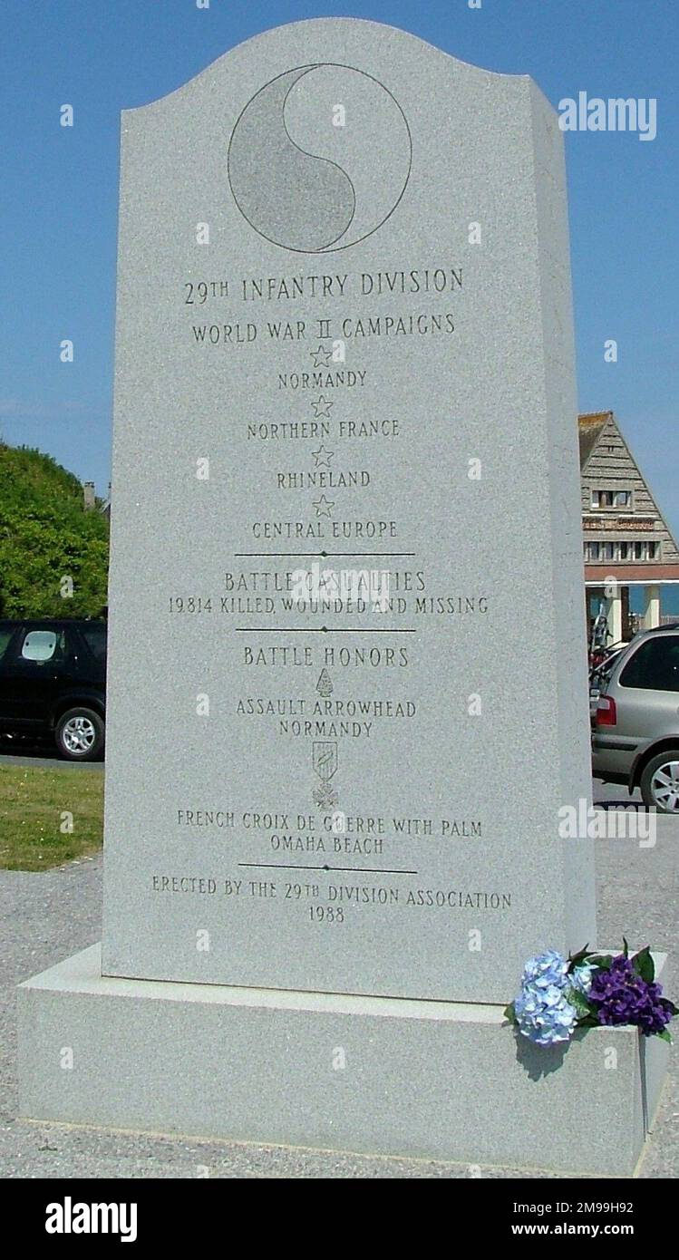 Il 29th, il 'Blu e il Grigio', era una Divisione della Guardia Nazionale, e sulla spiaggia appena sotto il memoriale il 116th ° Reggimento sbarcò. Hanno sofferto le più pesanti casulaties ovunque lungo tutte le spiagge ed è l'azione qui che caratterizza in 'Saving Private Ryan,. Foto Stock