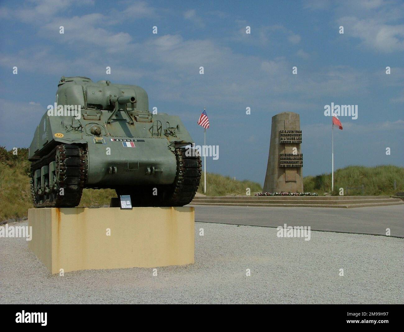 Il francese Divison blindato del 2nd atterrò qui il 2/8/44 come parte dell'esercito del generale Patton del 3rd. Il memoriale è uno di un numero lungo le spiagge tutte dello stesso stile che sono stati messi in su dal Comite du Debarquement. Ci sono anche pietre marcatori per le forze francesi libere. Foto Stock