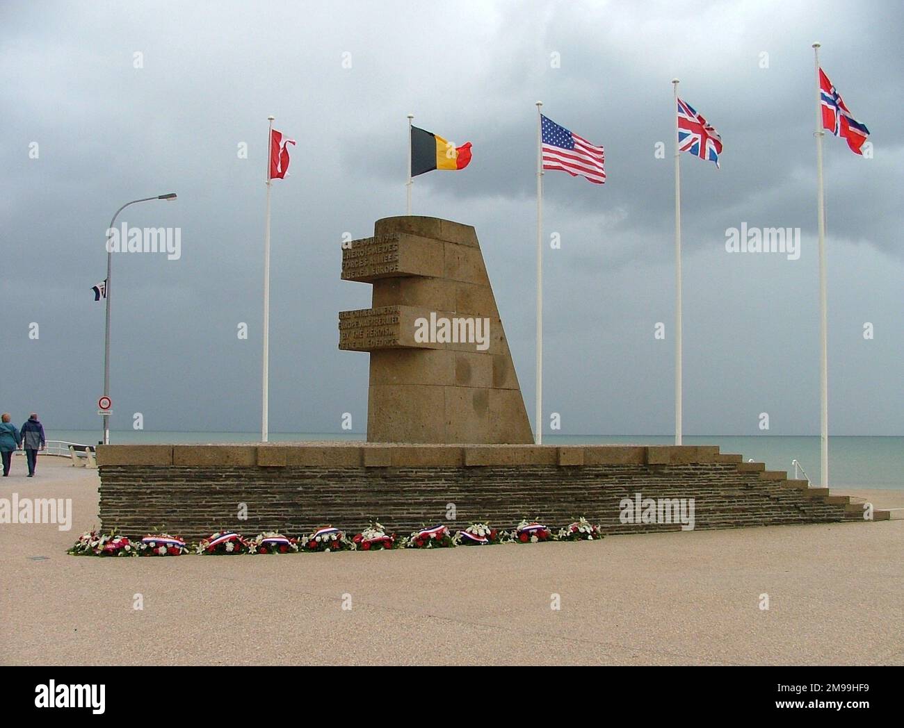 Questo fu il primo dei Monumenti messi in su dal Comito sotto M Raymond Triboulet. Si trovano lungo le spiagge per commemorare 'le Jour J'. Il Maresciallo Montgomery di campo ha parlato alla posa delle fondamenta & una copia delle sue parole è stata sepolta sotto. Foto Stock