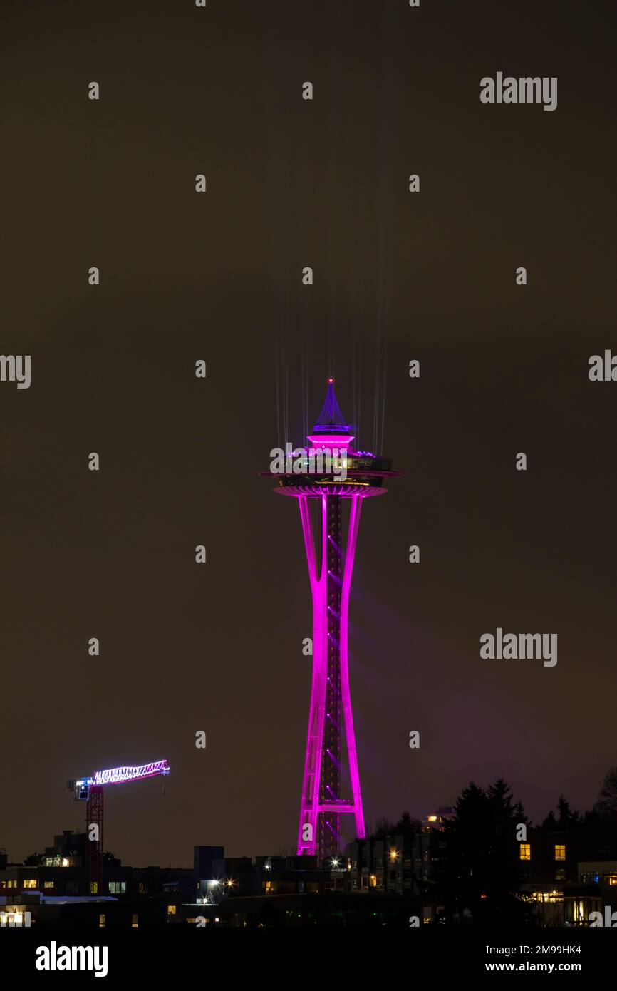 WA2291-00...WASHINGTON - il Seattle Space Needle si illuminava in preparazione alla celebrazione del Capodanno T-Mobile dei fuochi d'artificio alle 12:00:2023. Foto Stock