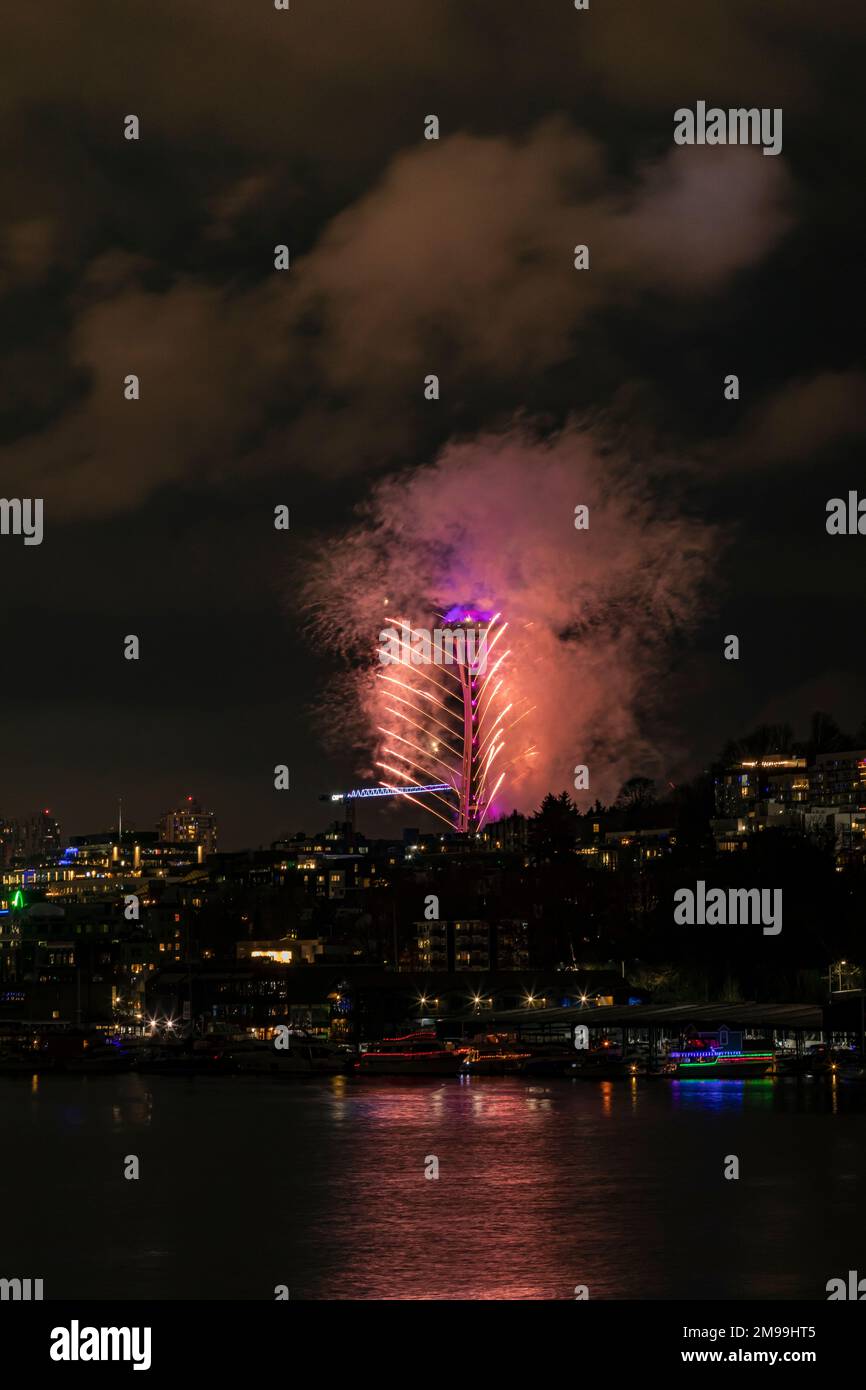 WA22921-00...WASHINGTON - Fuochi d'artificio per celebrare l'inizio di un nuovo anno a Seattle allo Space Needle. Foto Stock