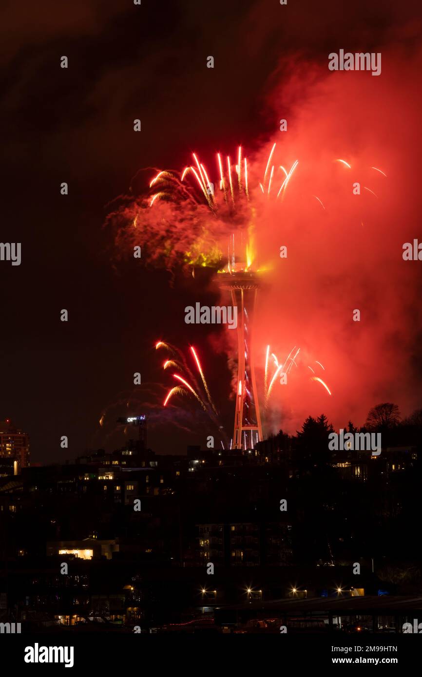 WA22922-00...WASHINGTON - Fuochi d'artificio per celebrare l'inizio di un nuovo anno a Seattle allo Space Needle. Foto Stock