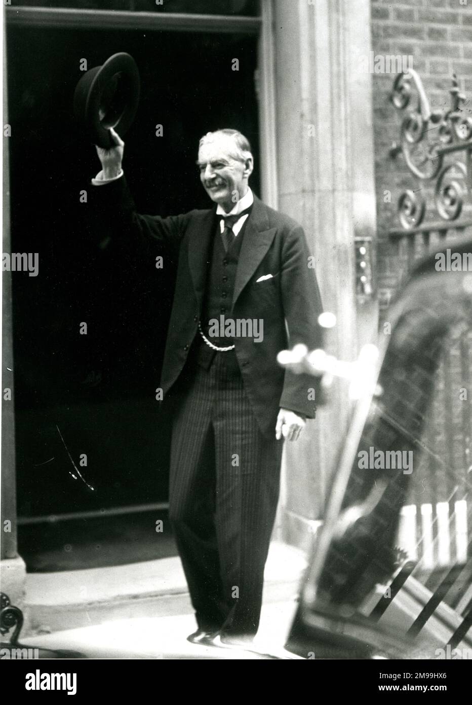 Neville Chamberlain, primo ministro, fuori 10 Downing Street, Londra. Foto Stock