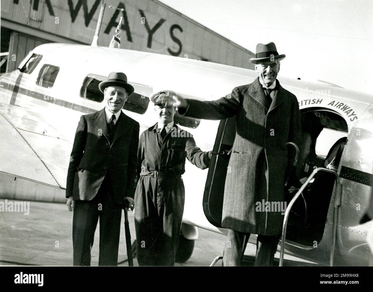Primo Ministro Neville Chamberlain presso l'Aerodromo di Heston, in ritorno dalla Conferenza di Monaco, il 30 settembre 1938, su un velivolo Lockheed Super Electra. Foto Stock