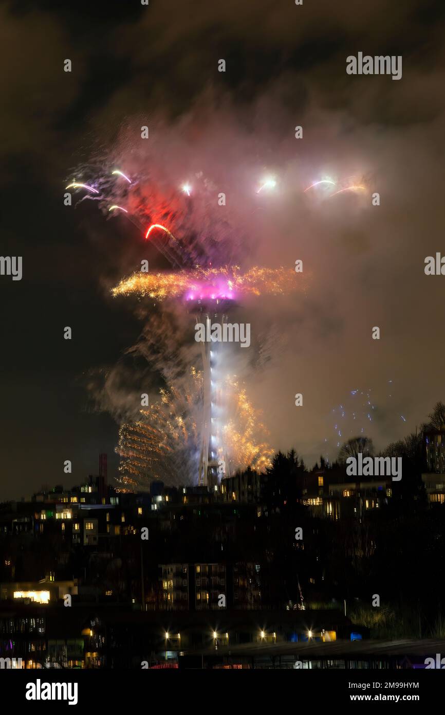 WA22923-00...WASHINGTON - nuvole di fumo create come fuochi d'artificio che celebrano il nuovo anno allo Space Needle di Seattle. Foto Stock