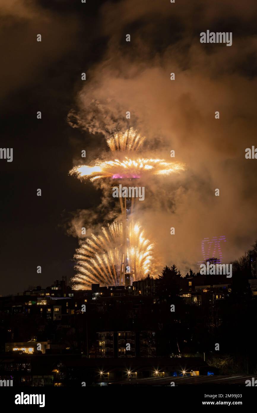 WA22924-00...WASHINGTON - nuvole di fumo create come fuochi d'artificio che celebrano il nuovo anno allo Space Needle di Seattle. Foto Stock