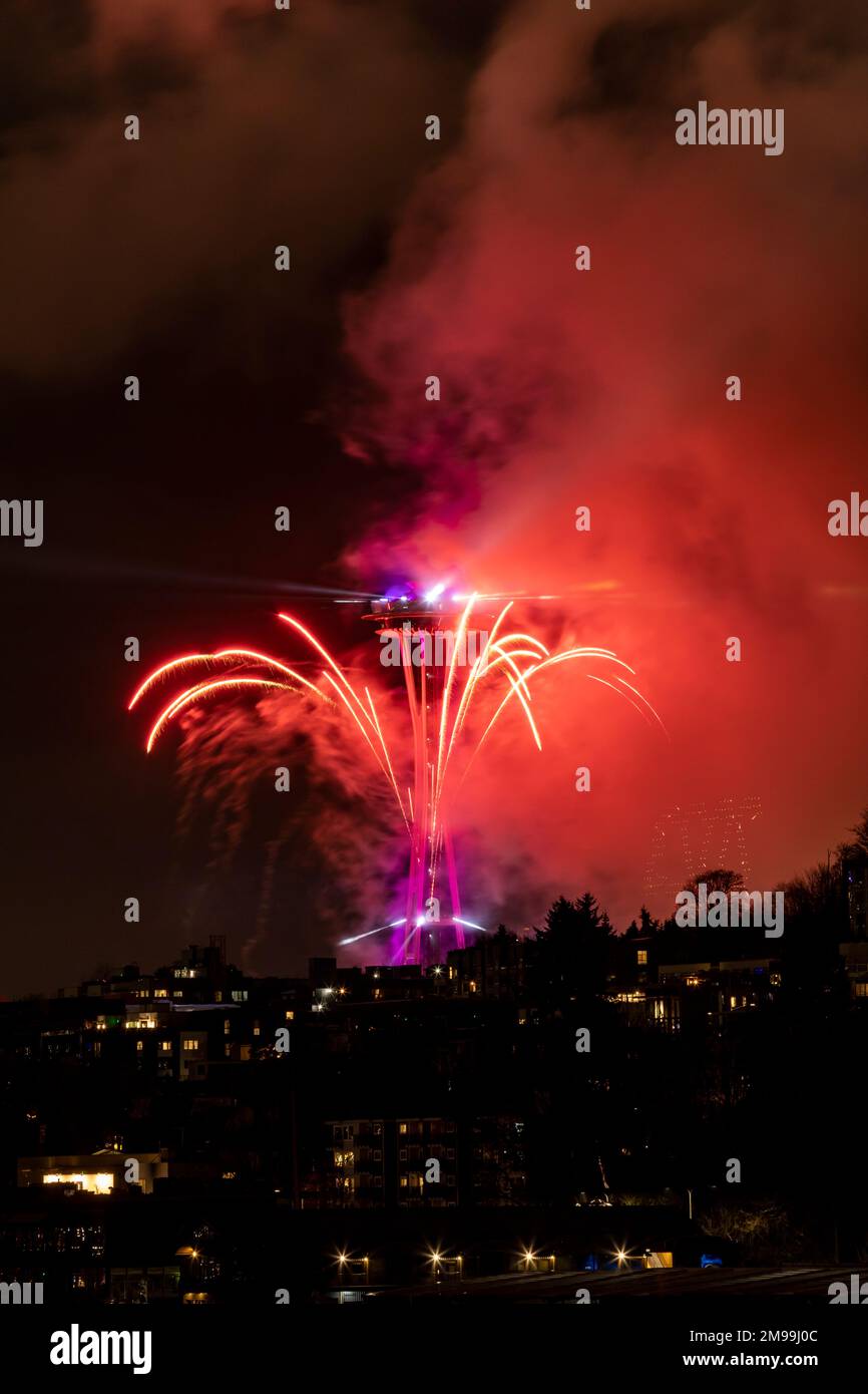 WA22925-00...WASHINGTON - nuvole di fumo create come fuochi d'artificio che celebrano il nuovo anno allo Space Needle di Seattle. Foto Stock