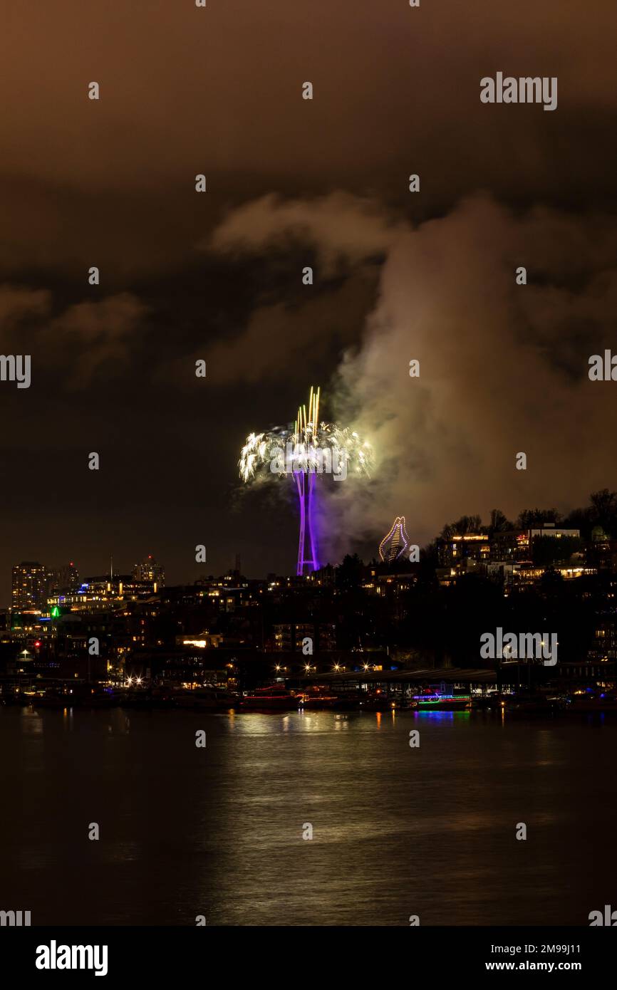 WA22926-00...WASHINGTON - spettacolo laser con nuvole di fumo create come fuochi d'artificio che celebrano il nuovo anno allo Space Needle di Seattle. Foto Stock