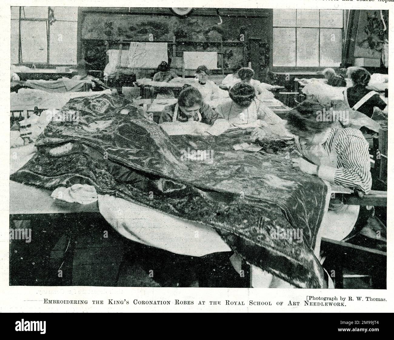 Le donne che ricavano gli abiti per incoronazione del re Edoardo VII alla Royal School of Art. Foto Stock