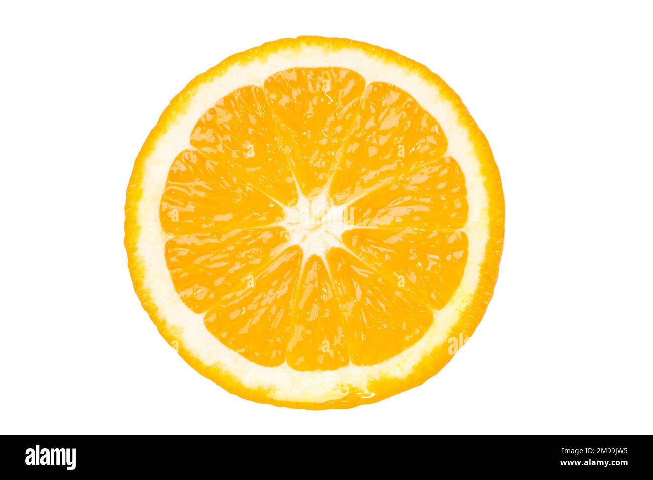 Arancia fresca e succosa tagliata a metà. Isolato su sfondo bianco. Foto Stock