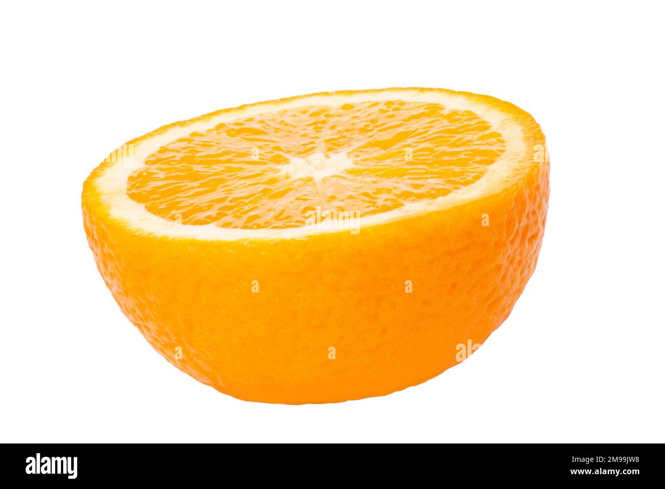 Arancia fresca e succosa tagliata a metà. Isolato su sfondo bianco. Foto Stock