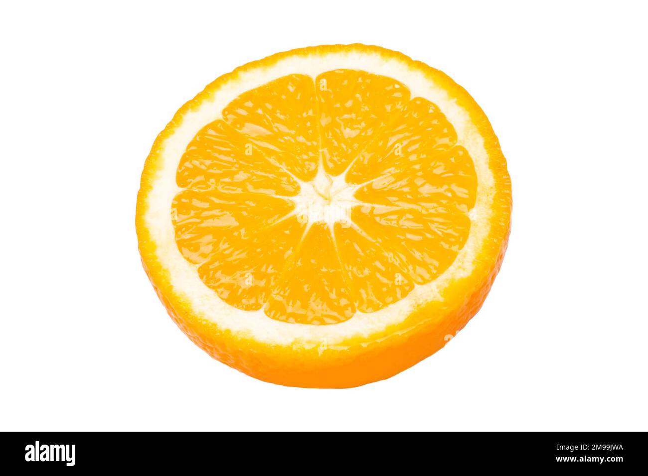 Arancia fresca e succosa tagliata a metà. Isolato su sfondo bianco. Foto Stock