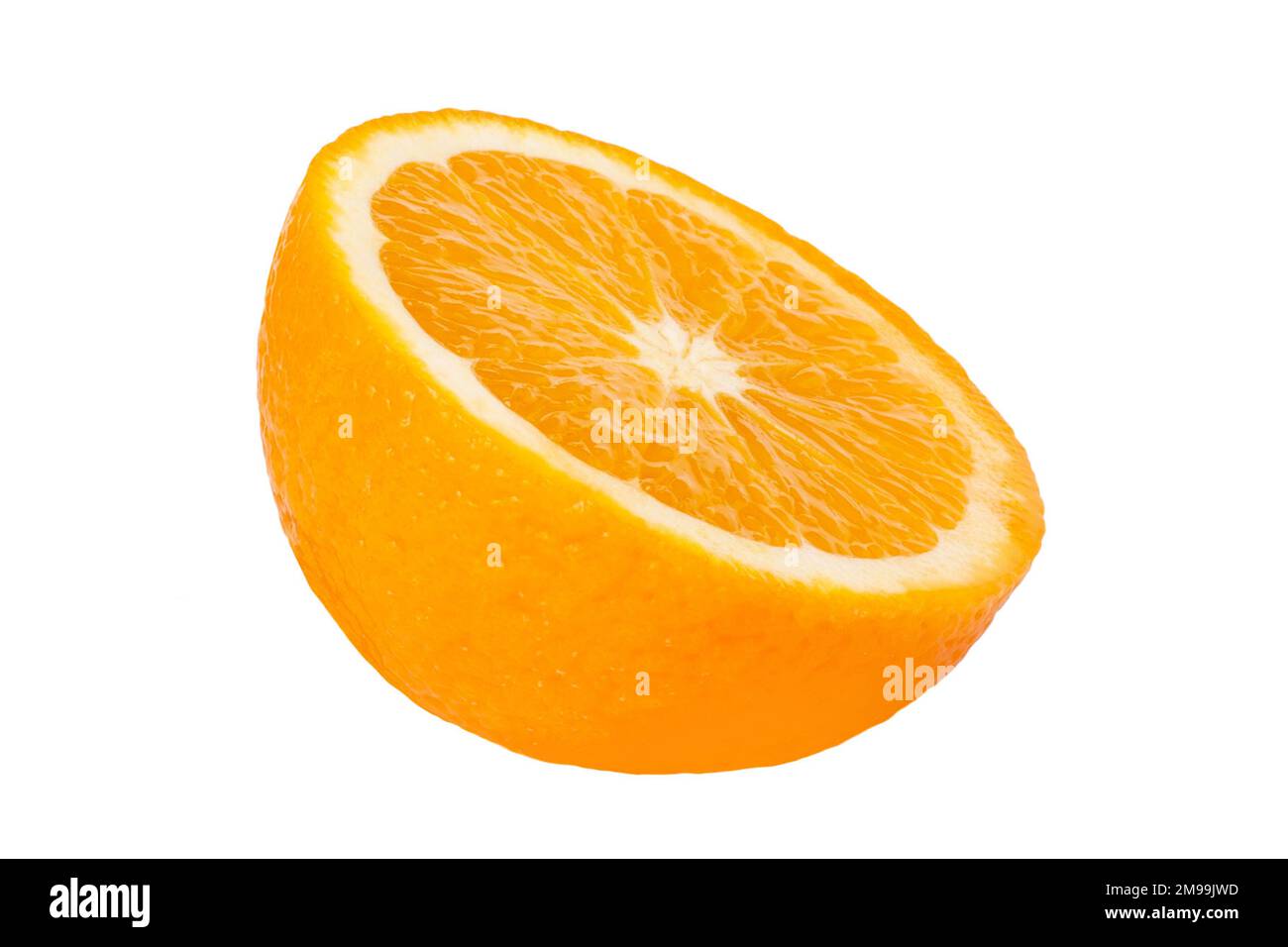 Arancia fresca e succosa tagliata a metà. Isolato su sfondo bianco. Foto Stock