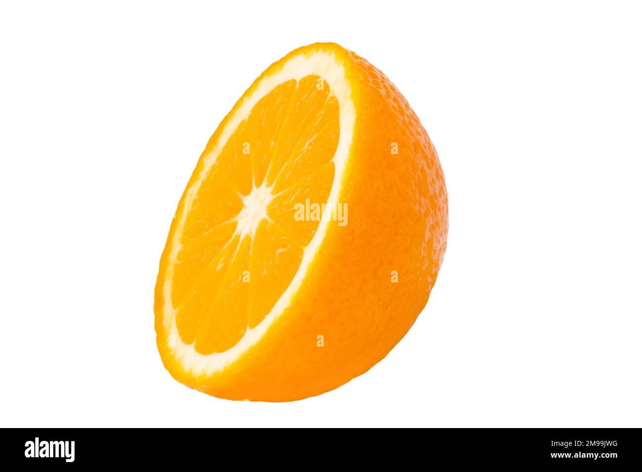 Arancia fresca e succosa tagliata a metà. Isolato su sfondo bianco. Foto Stock