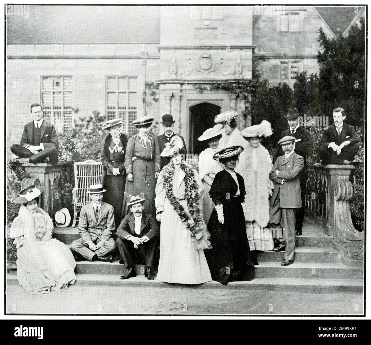 Rufford Abbey, Rufford, Nottinghamshire - Casa di partito. Sono presenti, da sinistra a destra, Hon W Guinness, Miss Drummond, Lady Victoria Manners, Cavendish Bentinck, Neumann, Lady Savile, Lady Evelyn Guinness, Rt Hon Arnold Morley, Lord Savile, Hon T Ramsay, Almeric Paget, Whigham, Sig. Almeric Paget, sig.ra Lyttelton Annesley, sig.ra Cotton. Foto Stock