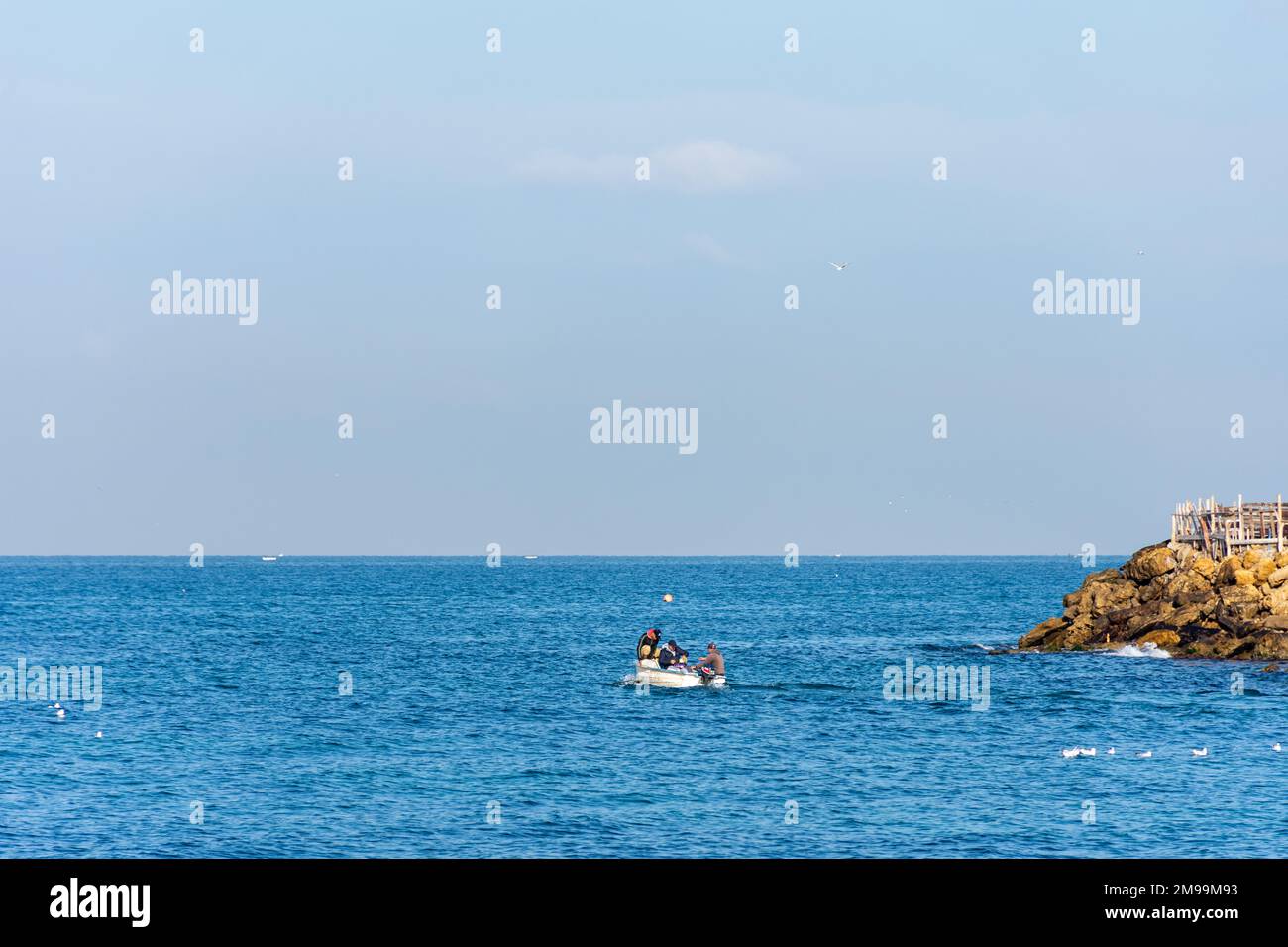 Pescatore su una barca da pesca in legno sul Mar Mediterraneo. Foto Stock