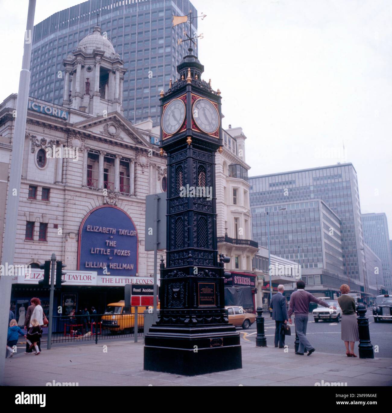 Little ben è una torre dell'orologio in miniatura in ghisa, situata all'incrocio tra Vauxhall Bridge Road e Victoria Street, a Westminster, nel centro di Londra, vicino alla stazione Victoria. Dietro c'è il Victoria Palace Theatre, dove (al momento in cui la foto è stata scattata) Elizabeth Taylor stava apparendo nel "The Little Foxes" di Lilian Hellman (che ha funzionato per 16 settimane da marzo 1982). Foto Stock