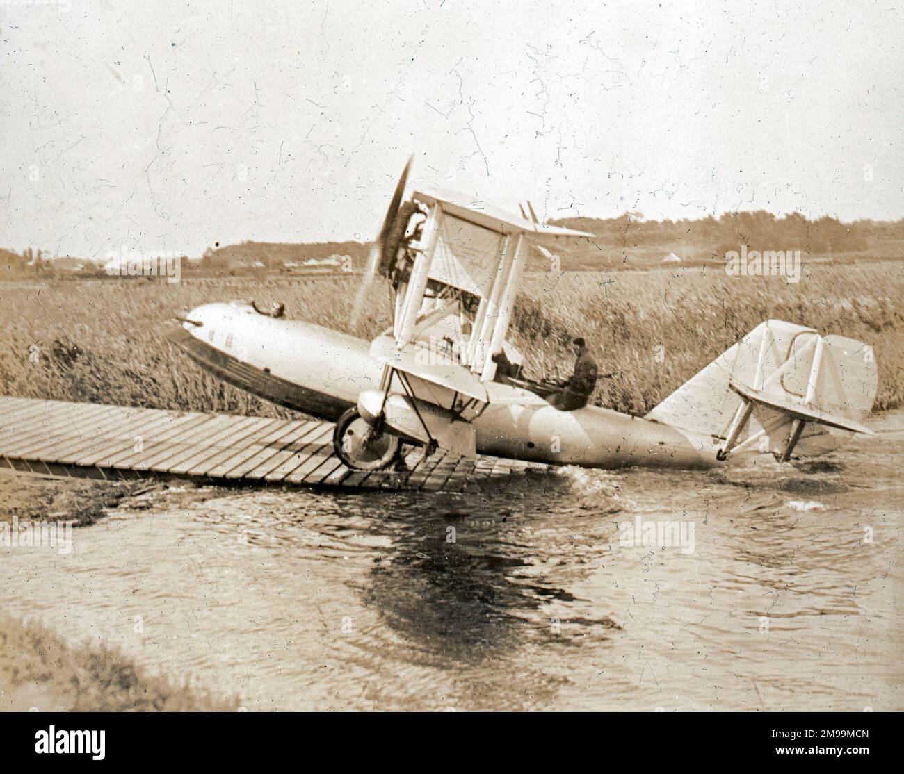 Supermarine Channel Mk.II in arrivo in atterraggio sotto la propria potenza. William Francis Forbes-Sempill, 19th Lord Sempill AFC, AFRAeS (1893-1965) è stato un pioniere scozzese e pioniere dell'aviazione che in seguito ha dimostrato di aver passato informazioni segrete all'esercito imperiale giapponese prima della seconda guerra mondiale. Nel 1921, Sempill guidò una missione militare ufficiale in Giappone che mostrò l'ultimo aereo britannico. Negli anni successivi continuò ad aiutare la Marina imperiale giapponese nello sviluppo del suo Navy Air Service e cominciò a dare segreti militari ai giapponesi. Anche se le sue attività erano unc Foto Stock