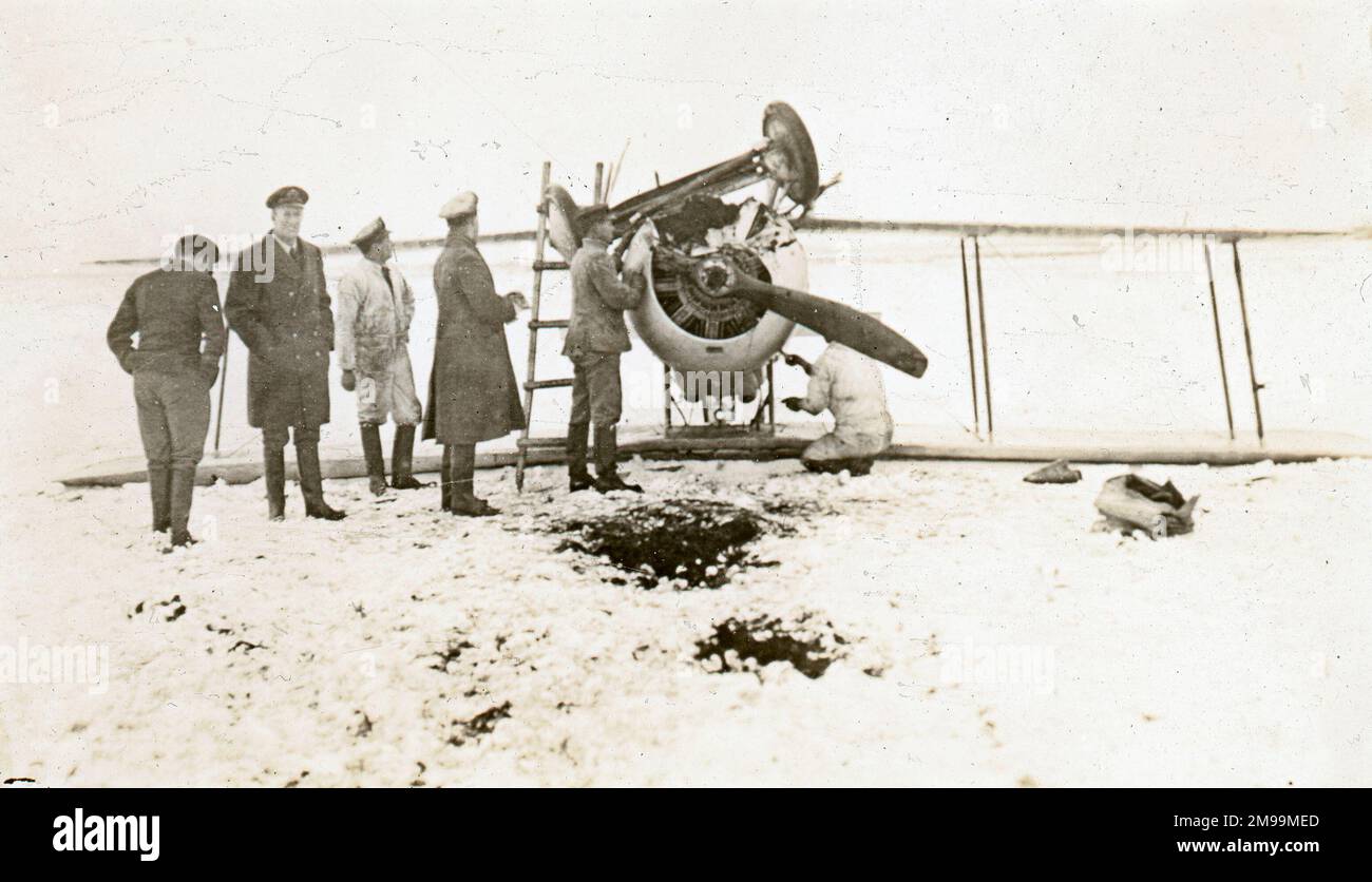 Istruzione in Salving (salvataggio) macchina - un Gloster Sparrowwk schiantato. William Francis Forbes-Sempill, 19th Lord Sempill AFC, AFRAeS (1893-1965) è stato un pioniere scozzese e pioniere dell'aviazione che in seguito ha dimostrato di aver passato informazioni segrete all'esercito imperiale giapponese prima della seconda guerra mondiale. Nel 1921, Sempill guidò una missione militare ufficiale in Giappone che mostrò l'ultimo aereo britannico. Negli anni successivi continuò ad aiutare la Marina imperiale giapponese nello sviluppo del suo Navy Air Service e cominciò a dare segreti militari ai giapponesi. Anche se la sua attività Foto Stock