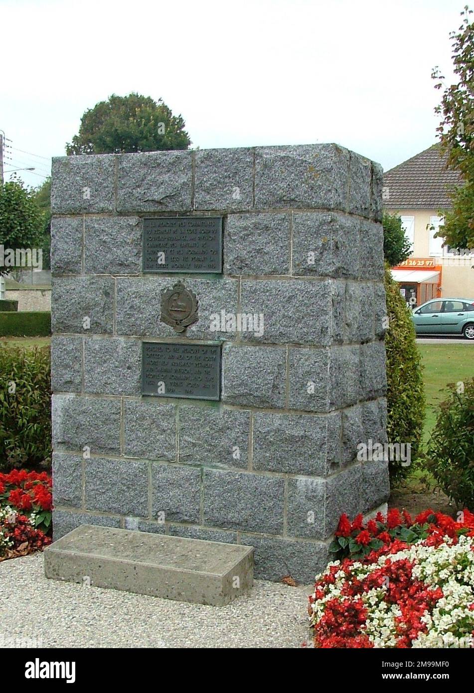 Questo Memorial to the North Shore (New Brunswick) Regiment è sulla D14 verso l'aeroporto di Carpiquet. Accanto ad esso, su un NTL (Normandie Terre-Liberte) Totem, è un racconto della lotta dei canadesi con 12th SS (Hitler Youth). I combattimenti sono durati fino al 8 luglio. Foto Stock