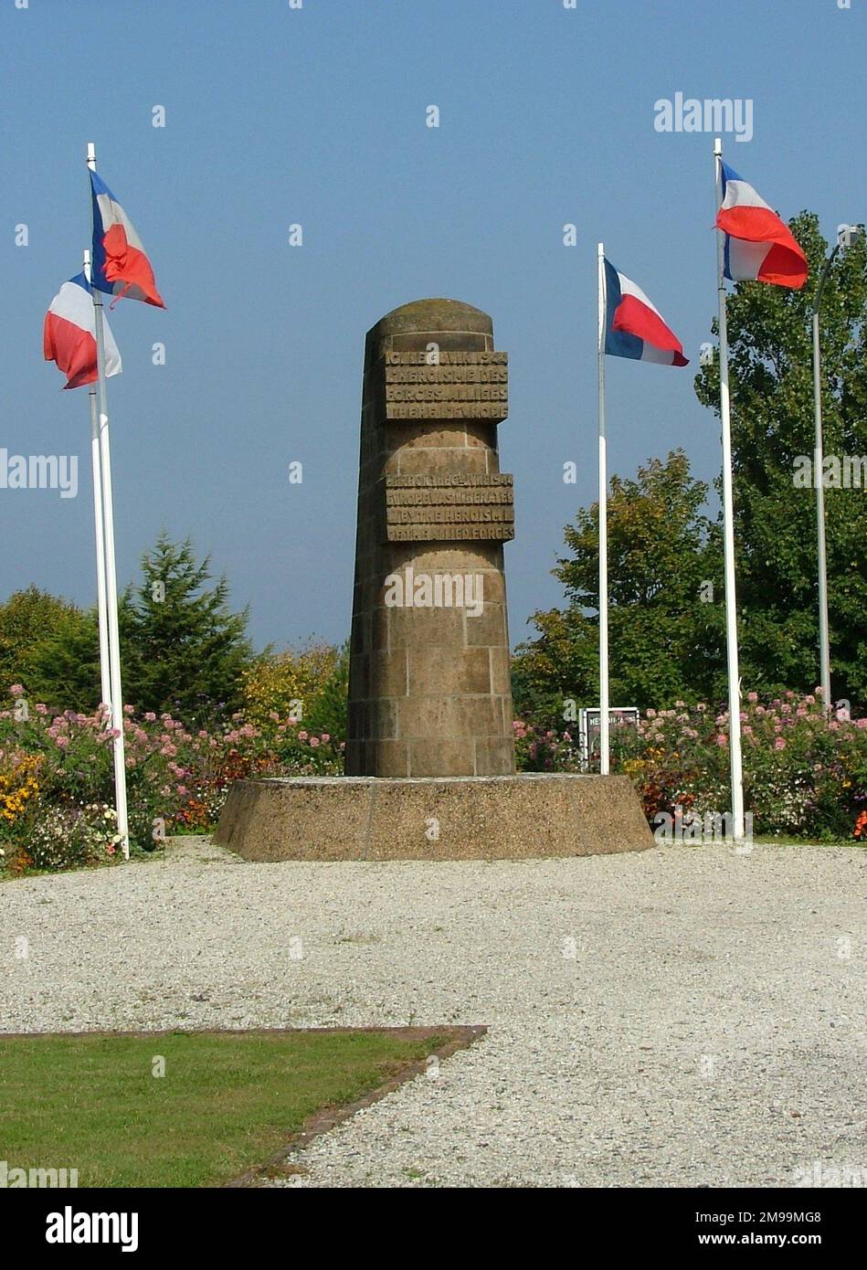 Dieci distintivi Memoriali Comite du Debarquement sono stati messi in su in punti stragegici per commemorare gli sbarchi e la Liberazione. Questo, che ha accanto ad esso una targa di Commando n° 4, grazie all'eroismo delle forze alleate. Altri sono a Ste Mere Eglise, Omaha Beach e Juno ecc. Foto Stock