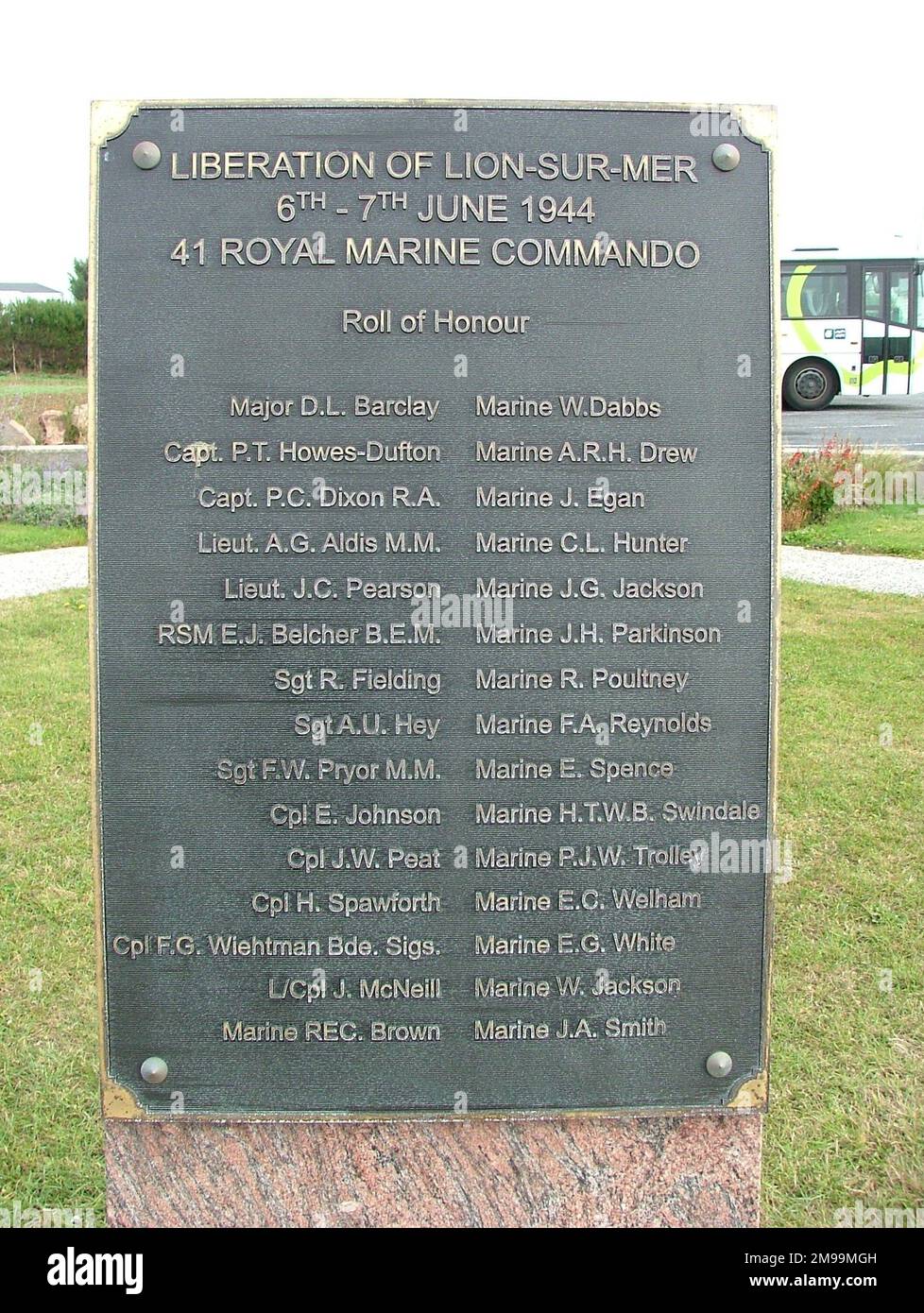 41 sbarcò a Lion-sur-Mer intorno alle 0830:00 del 6 giugno 1944. Essi, a differenza della maggior parte delle forze d'assalto anfibie, non avevano attraversato il canale in una grande nave, ma in 'LC(i)S' - Landing Craft (Fanteria) Small. Hanno sofferto molto per gli effetti dei mari accidentati. Questo Memoriale si trova in un'area dedicata alla memoria dei Comandos. Foto Stock