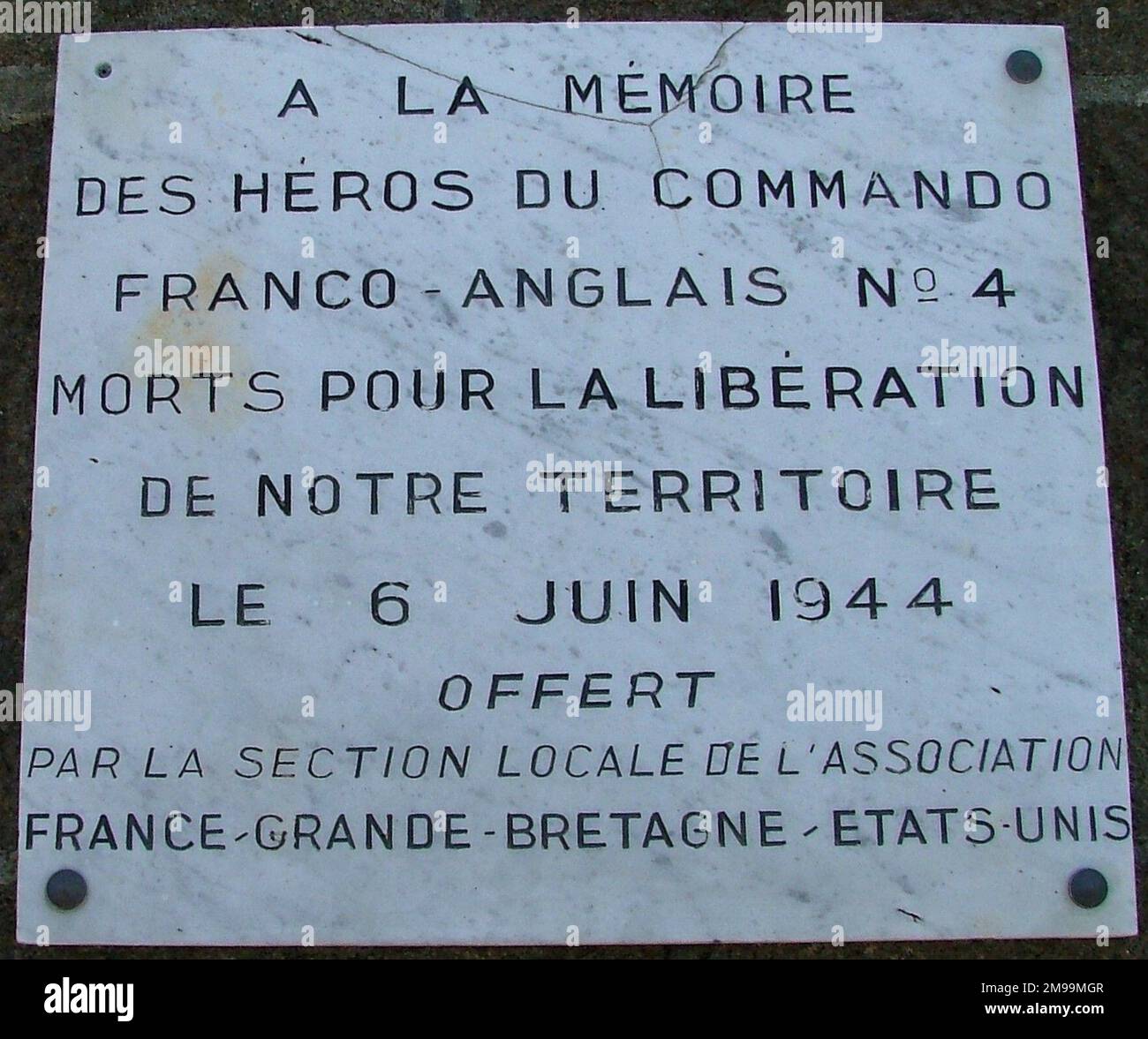 Questo si trova accanto al Memoriale COM Deb SIG di Ouistreham - vedi figura menorm165. I Commandos, parte della 1st Brigata di Servizio Speciale, sono stati incaricati di colmare le lacune tra le spiagge principali dello sbarco e di garantire alcuni punti chiave. Di conseguenza sono stati impiegati in vari luoghi lungo la costa e hanno una serie di memoriali sparsi. Foto Stock